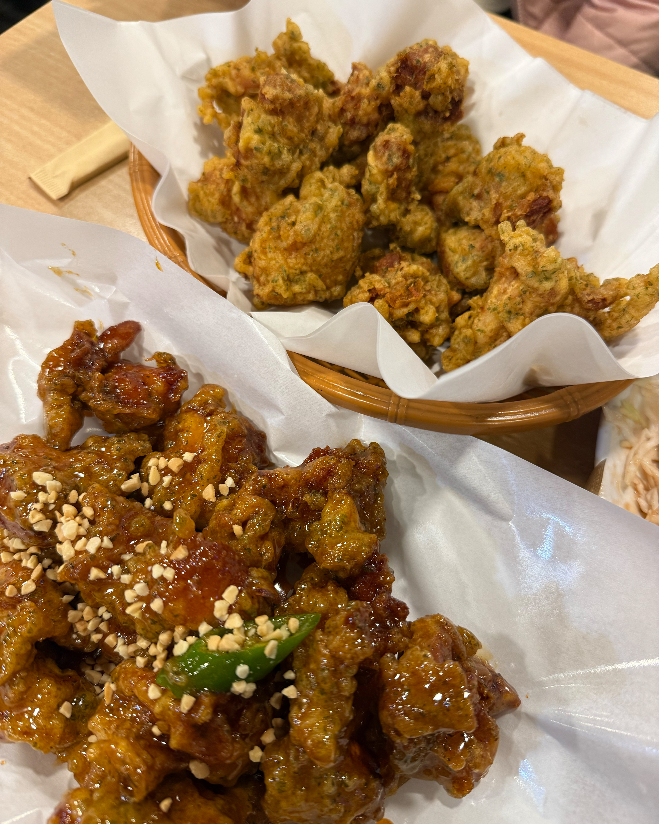홀에서 먹었는데 진짜 맛있어요!!!바삭하고 달달하고 매콤하고 강추합니다! - 인천 맛집 신포야채치킨 신포시장본점