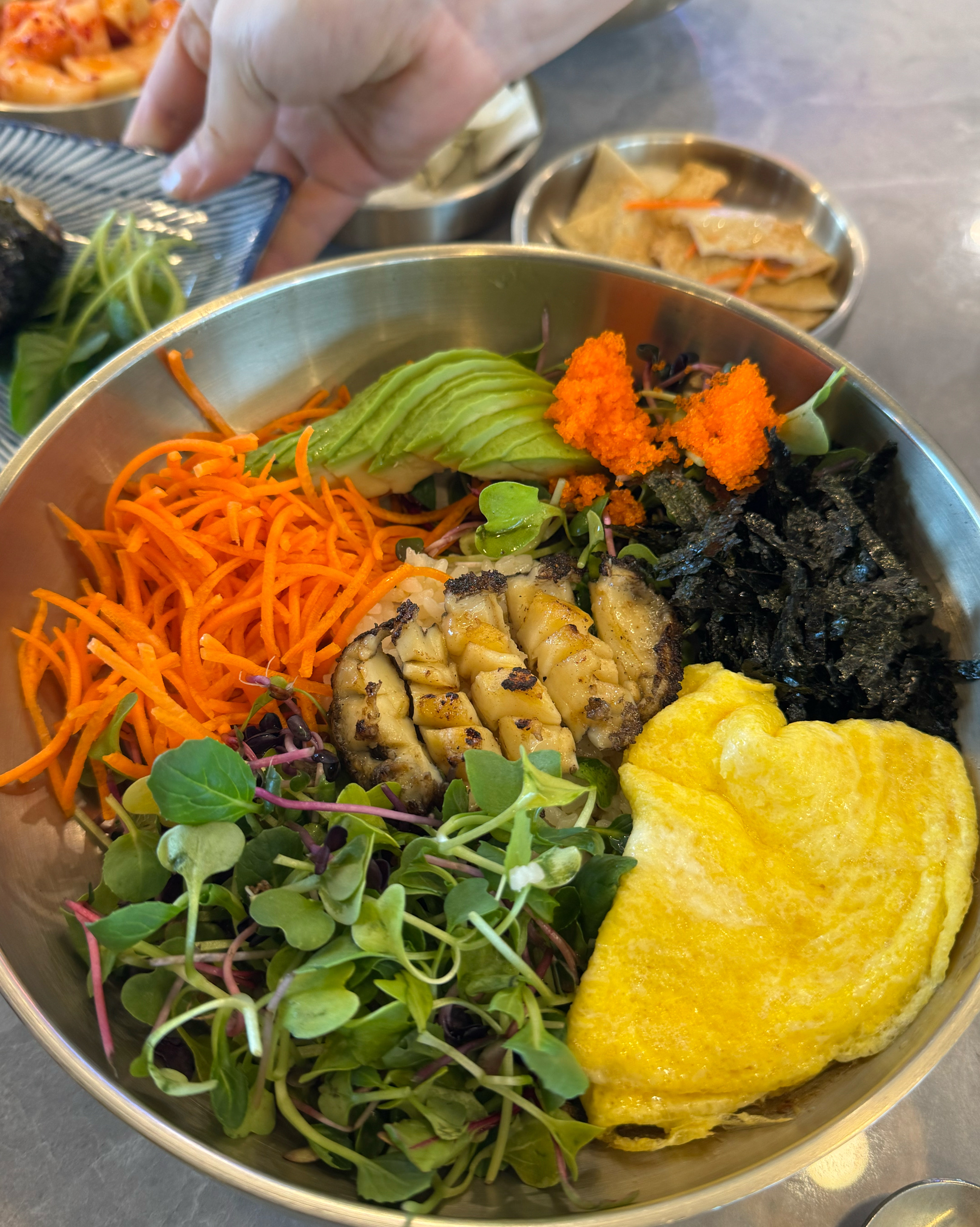 비행기 이륙이 보이는 식당이에요. 아이랑 오기 좋고 맛도 깔끔 식당도 매우 넓습니다 - 제주 맛집 안녕전복
