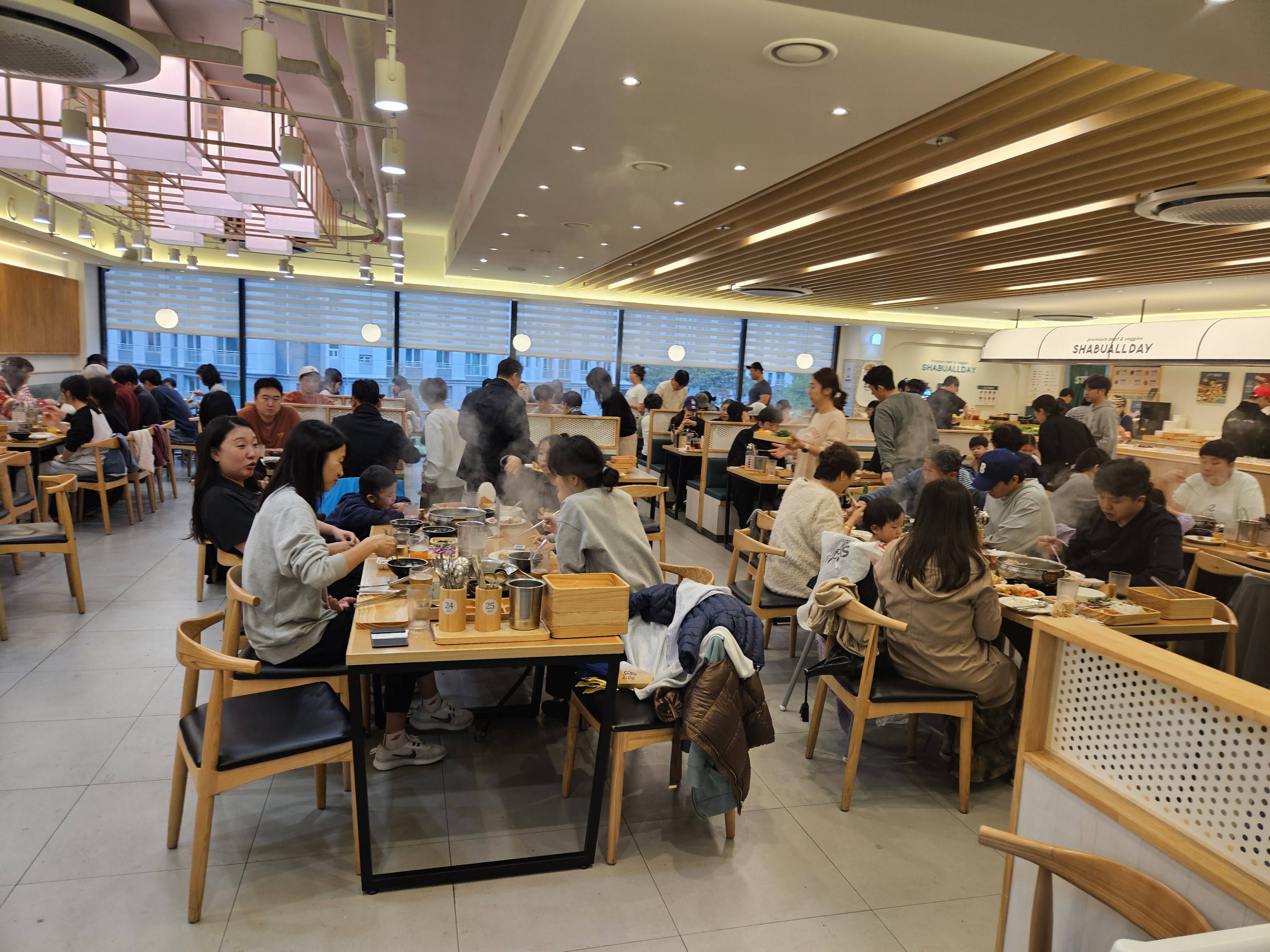 가족모임 (어버이날 행사로) 으로 정말 맛있게 먹고 갑니다. 다른데보다 고기가 신선하고 맛
