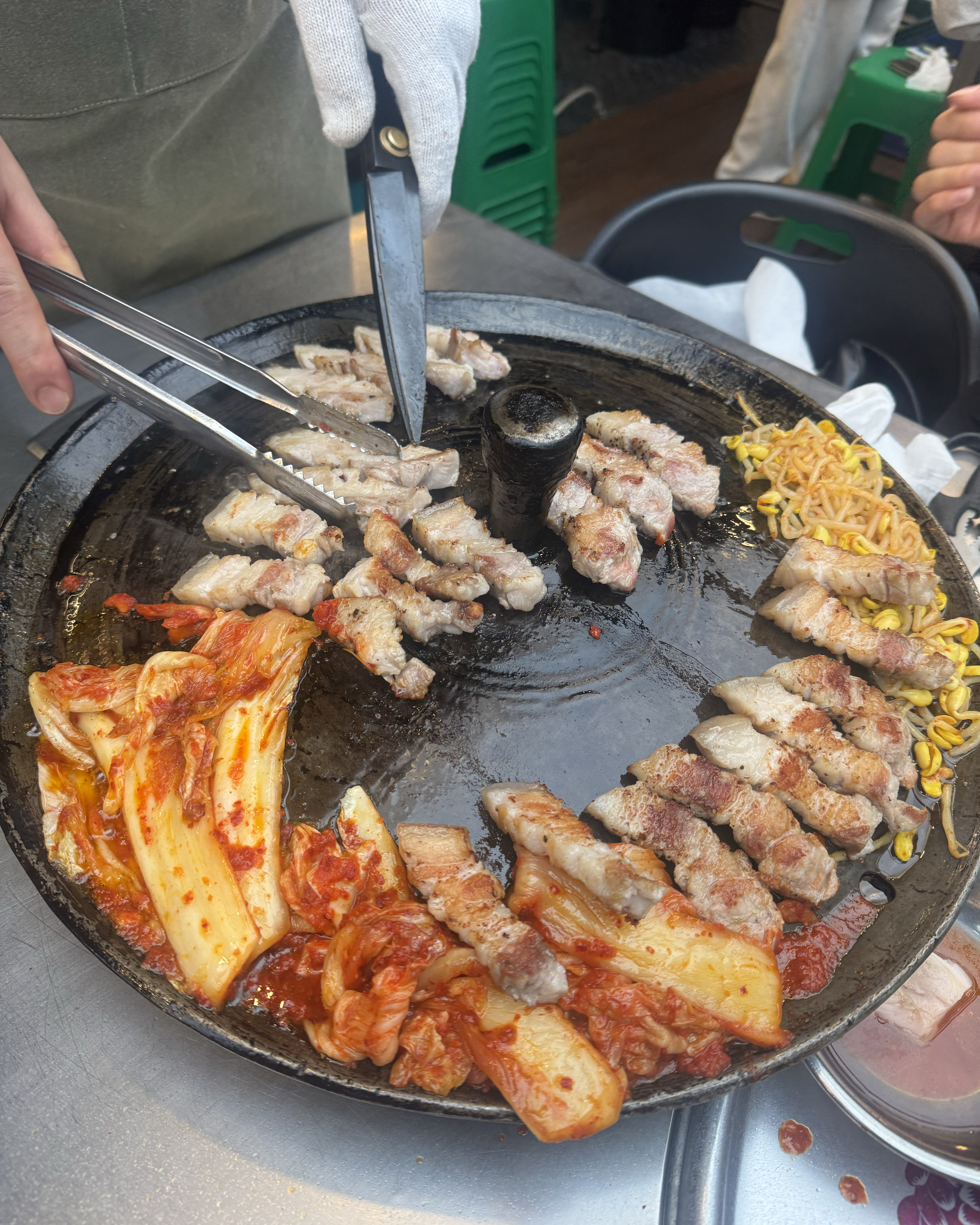 비빔면이랑 고기 조합👍🏻 구운 김치랑 콩나물도 있어서 진짜 맛있게 먹었어요!! 진짜 추천😋