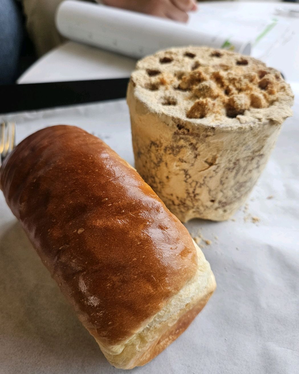 이곳의  시그니쳐인 연탄빵 맛있구요 - 인천 맛집 셀럽