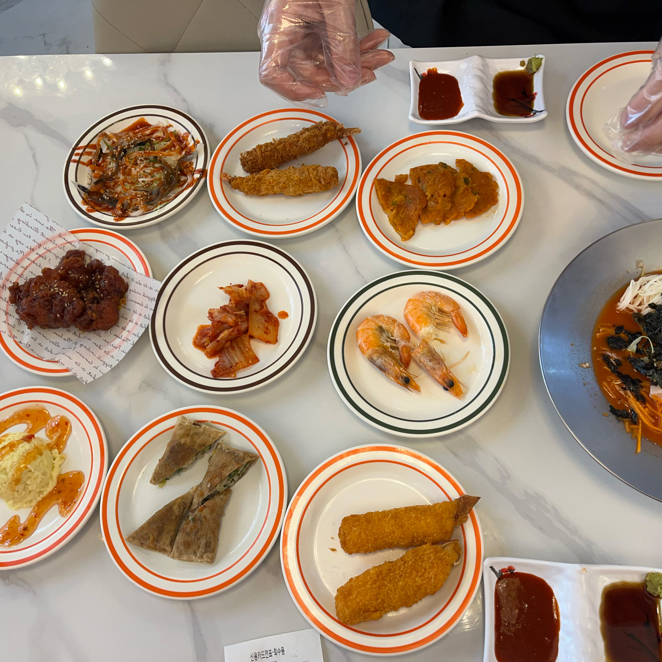 대게 2인 세트 먹었는데 진짜 처음부터 밑반찬 계속 나와요 ㅎㅎㅎㅎ 일단 메인나오기도 전