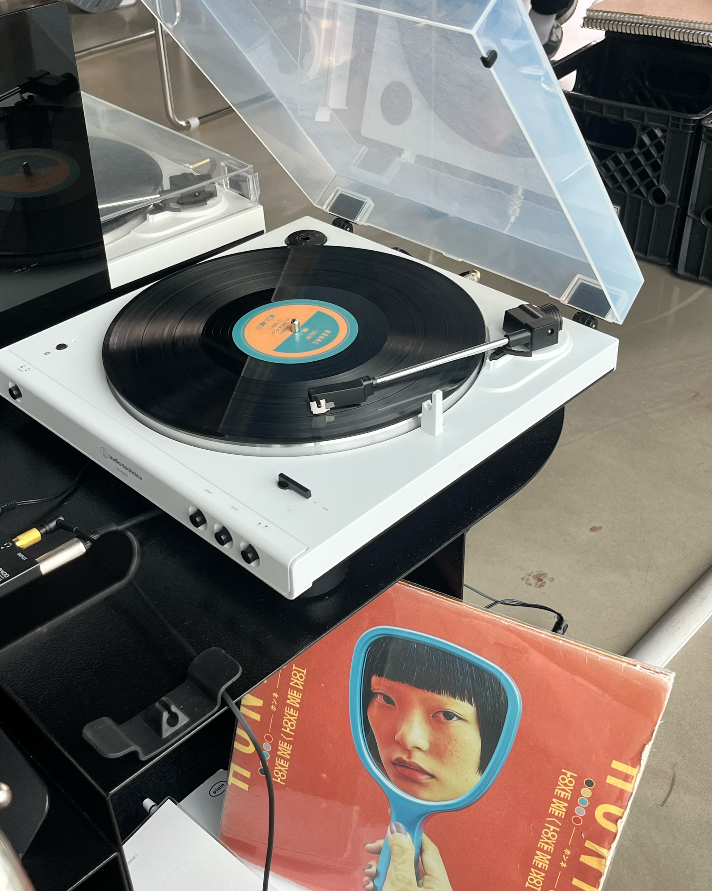 비 오는 날 다녀왔는데 분위기가 너무 좋았어요:) 혼자 오신 분들이 대부분이었어요! 직원분