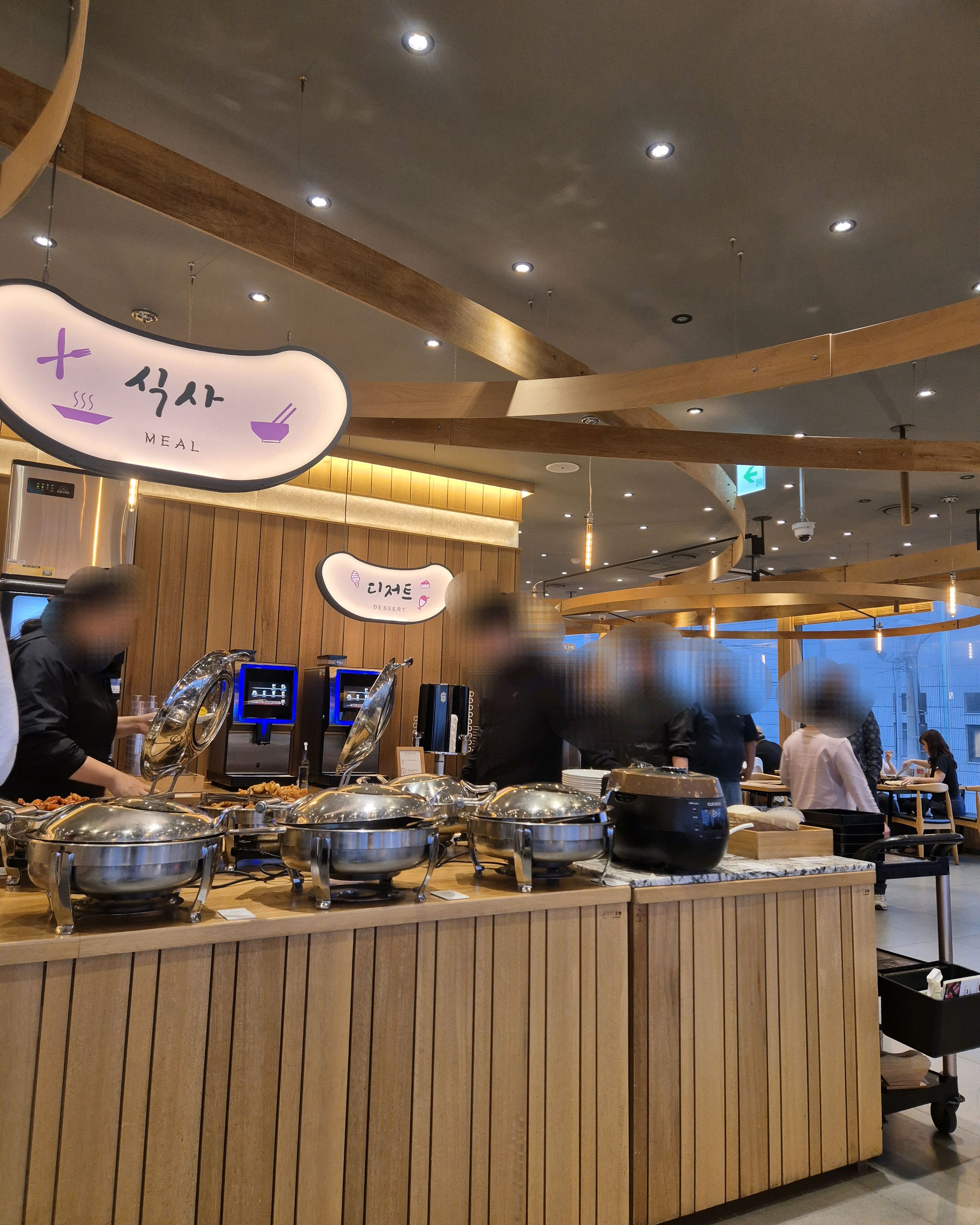 바다전망 좋고 샐러드바 메뉴도 맛있고 샤브도 마음껏 즐길수있어서 너무 배부르게 잘 먹었습니