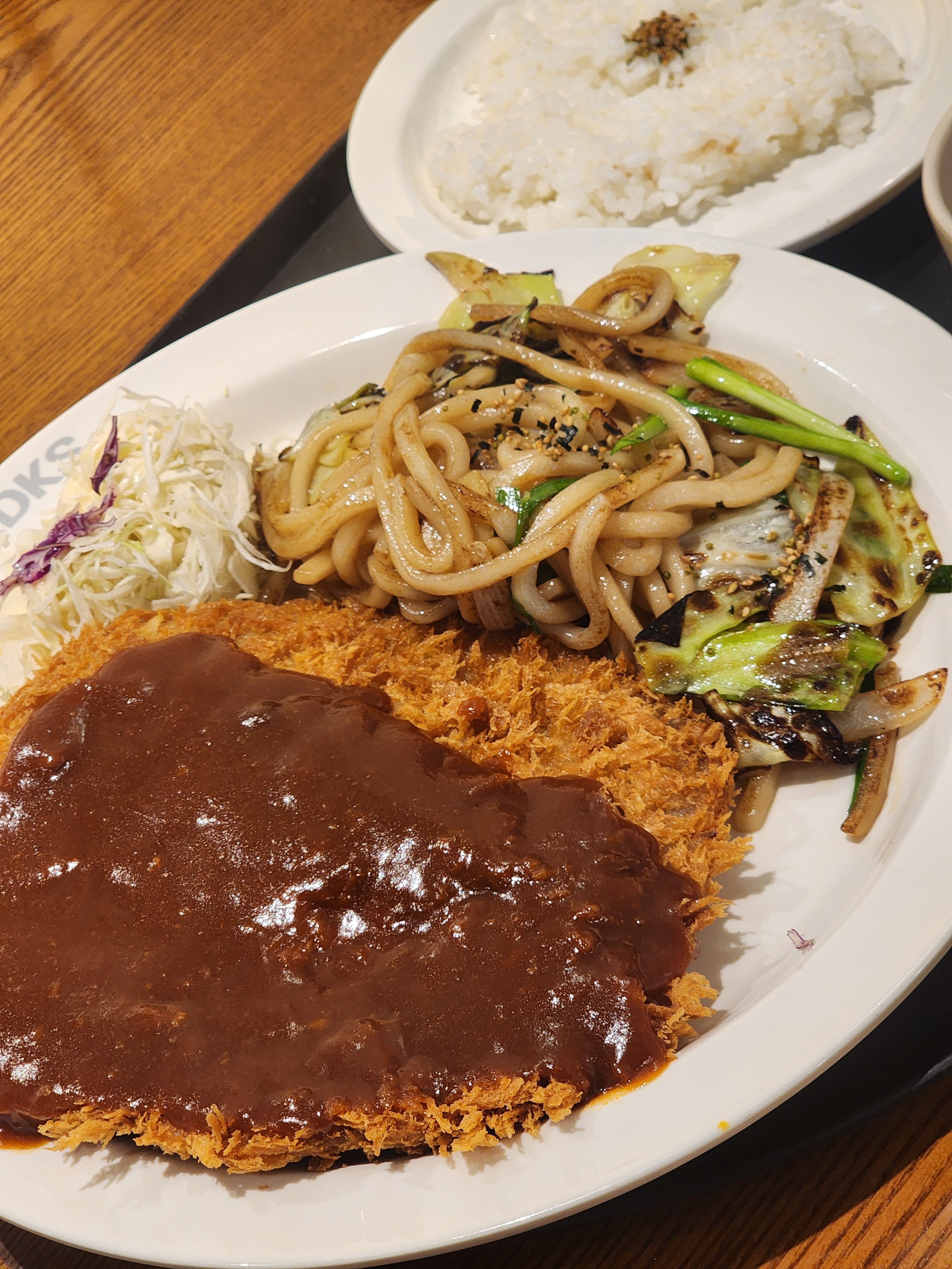음식이 다양하고 푸짐해요~~😁 - 성수 맛집 홍익돈까스 성수직영점
