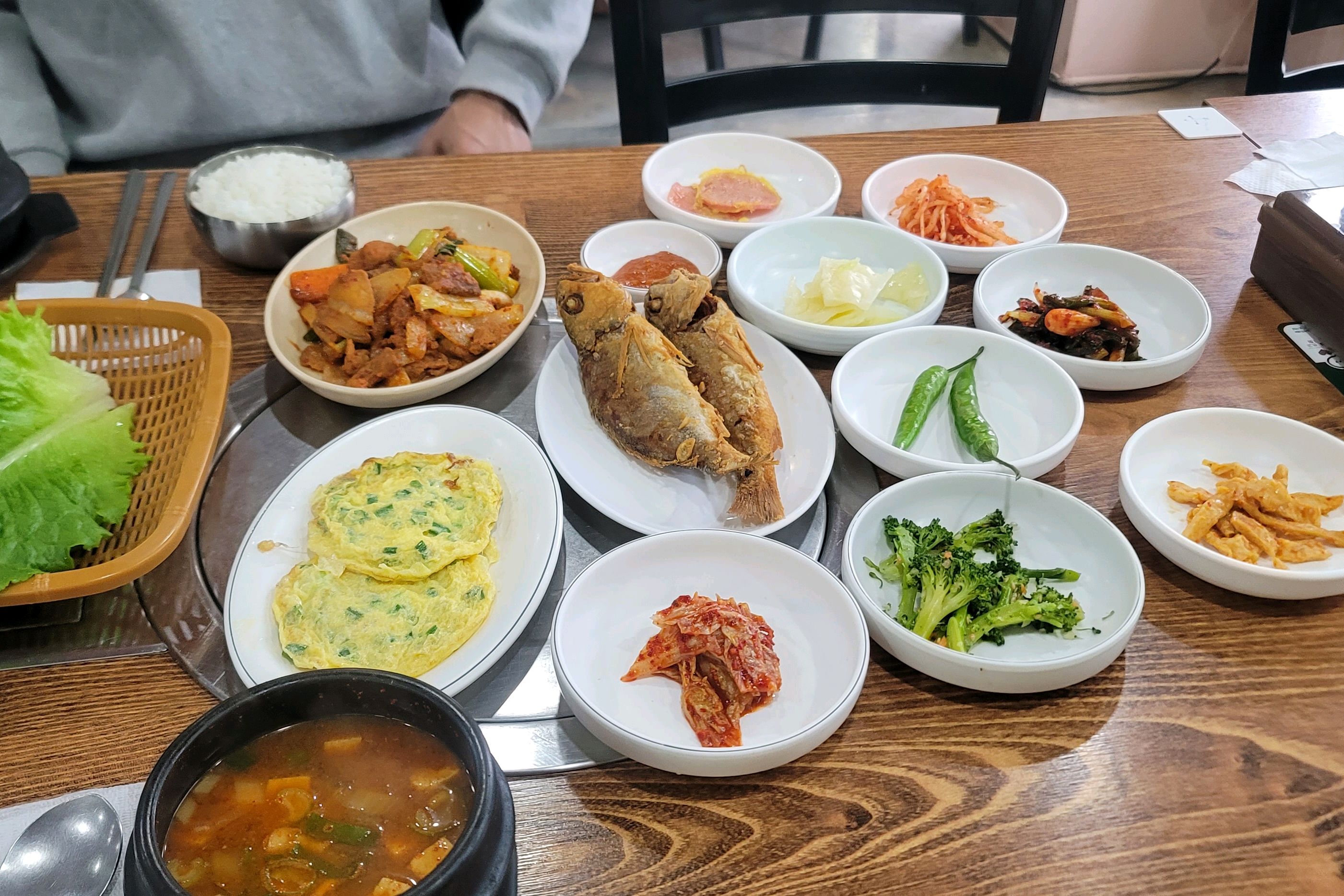 이가격에 정말 푸짐하고 맛있습니다.사람 많은 이유가 있엇네요 - 제주 맛집 고은물식당 제주산방산점