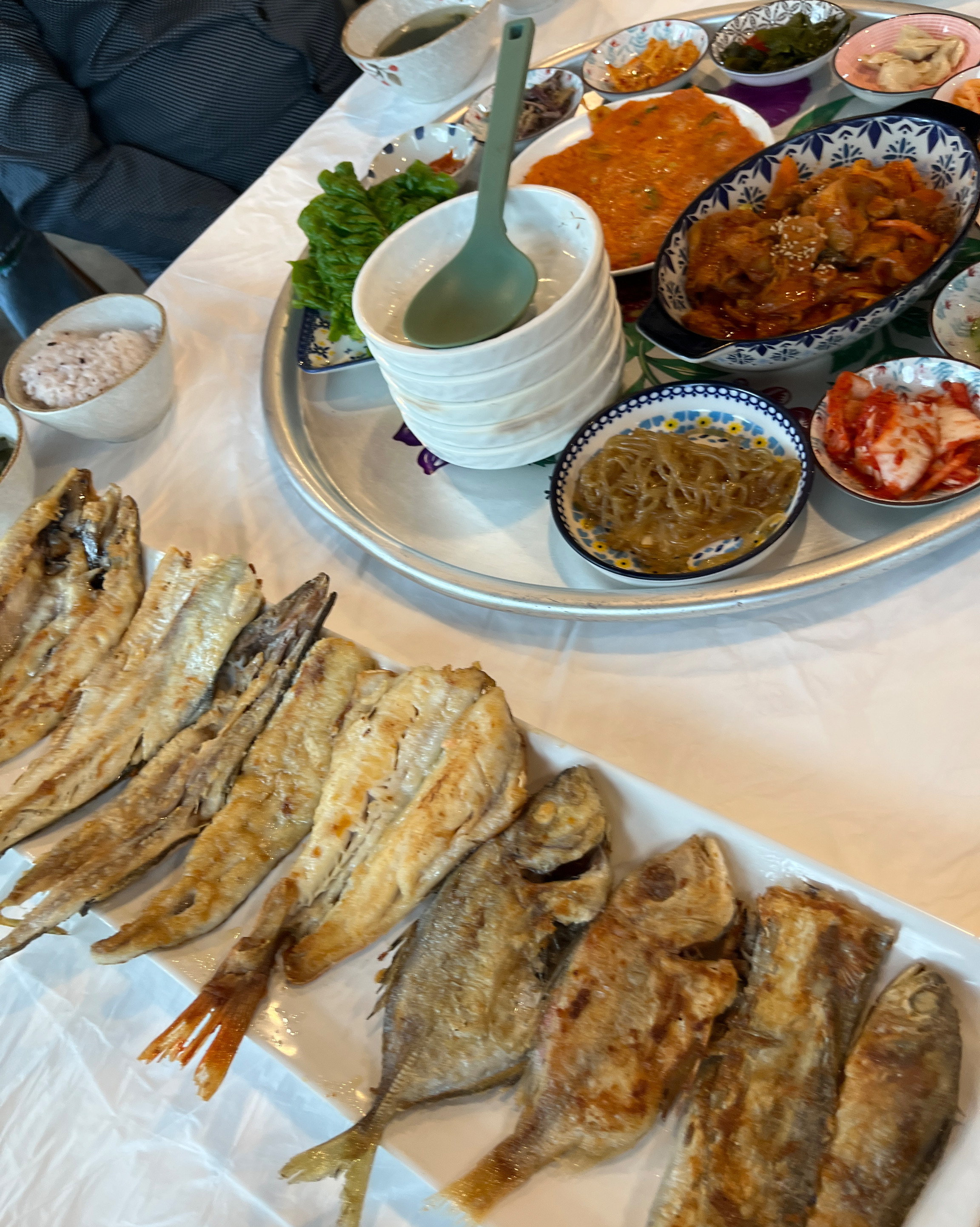 생선도 종류별로 많이 나오고 갈치조림도 맛있어요!! 밥이 특히나 맛있어서 너무너무 좋았어요