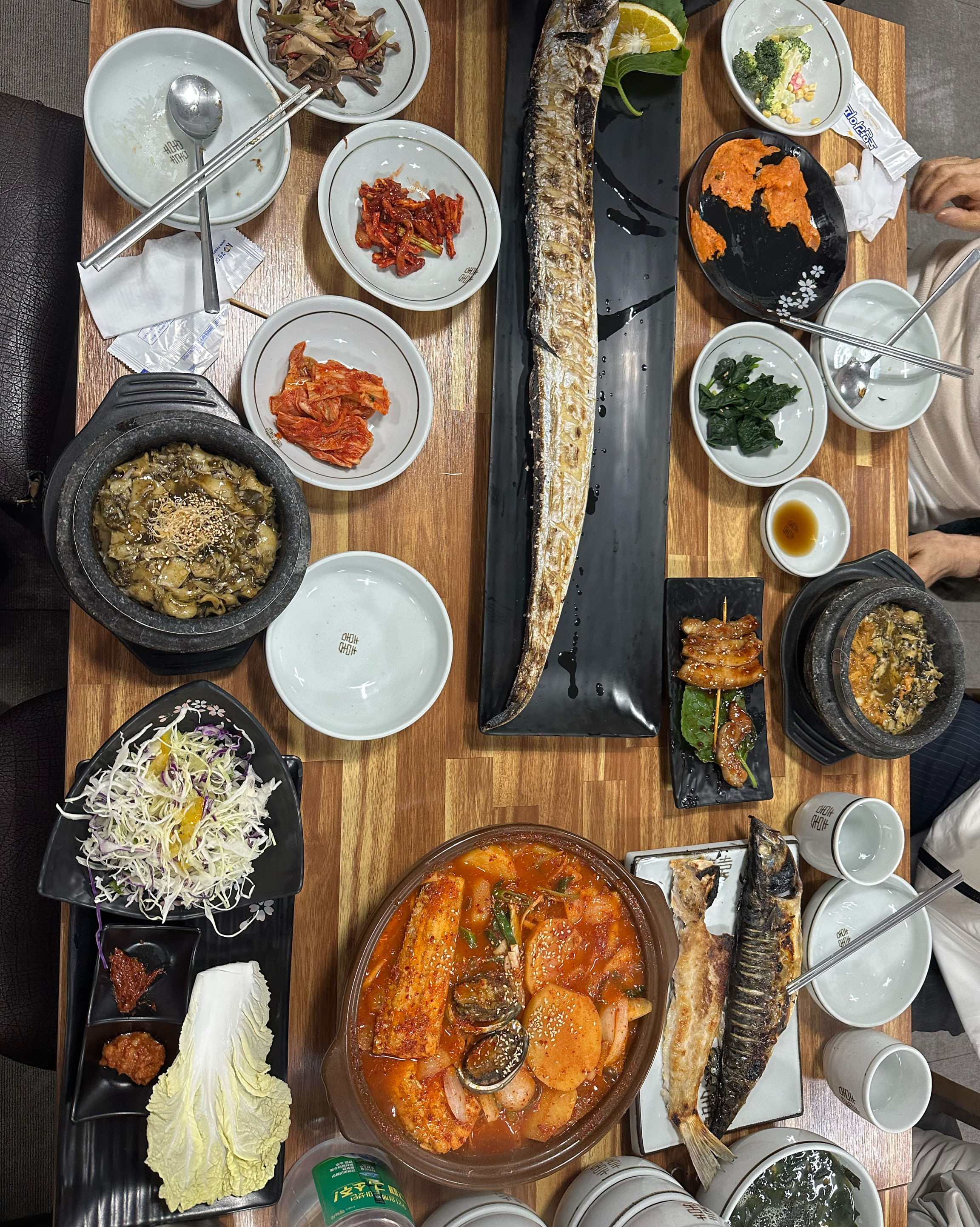맛있다고 추천받아 왔어요. 반찬구성은 좋은데 가격대비 맛이 특별하진 않아요. - 제주 맛집 가람돌솥밥 중문관광단지