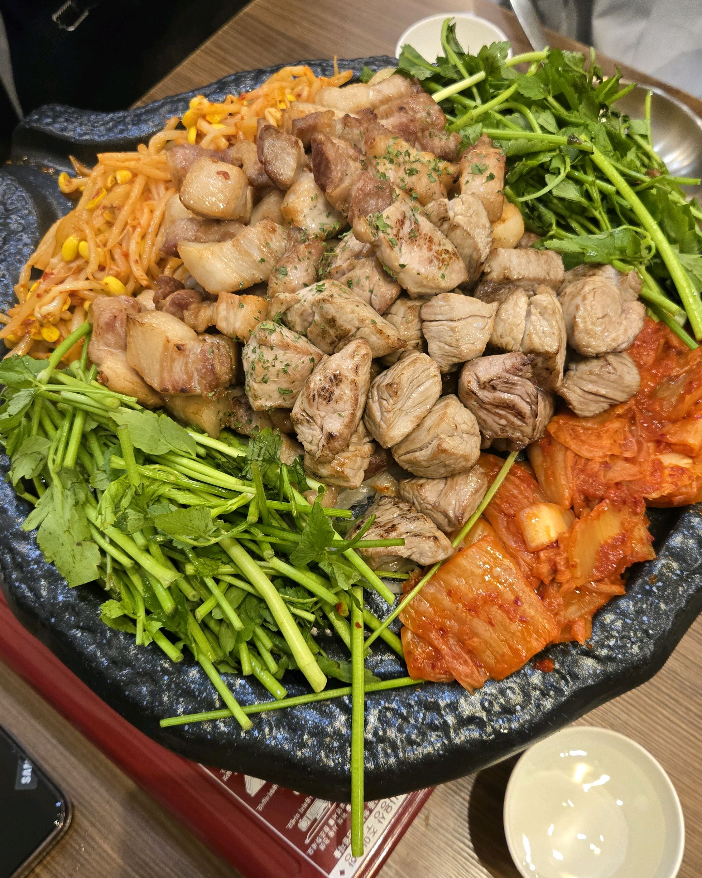 소스도 너무 잘 나오고 찌개 고기도 넘넘 맛있어요 >< ...분위기도 좋고 친절하세요...