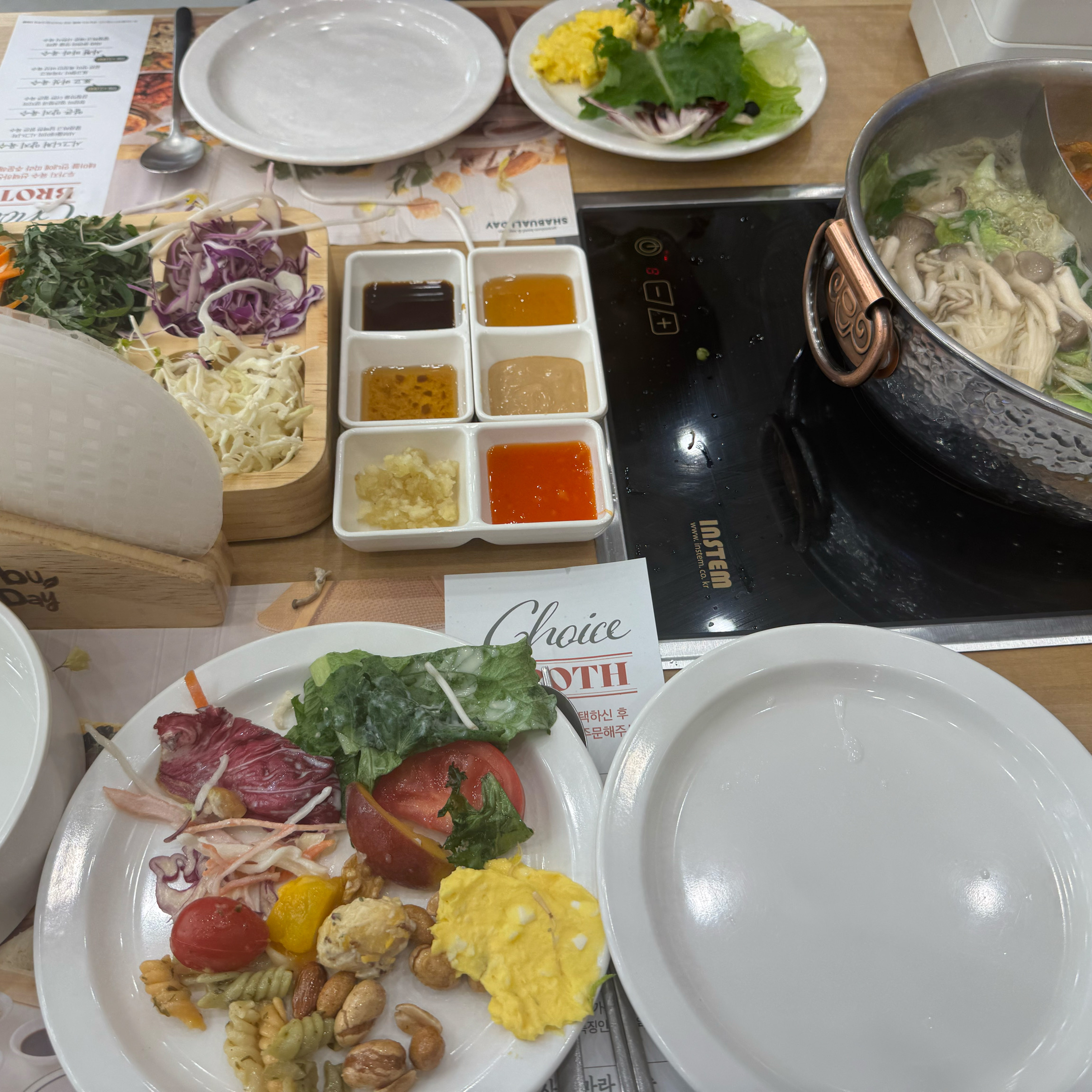 샤브올데이 광고에서 많이 보고 궁금해서 가봤는데 맛있게 잘 먹었어요~ 채소랑 샤브샤브 종류