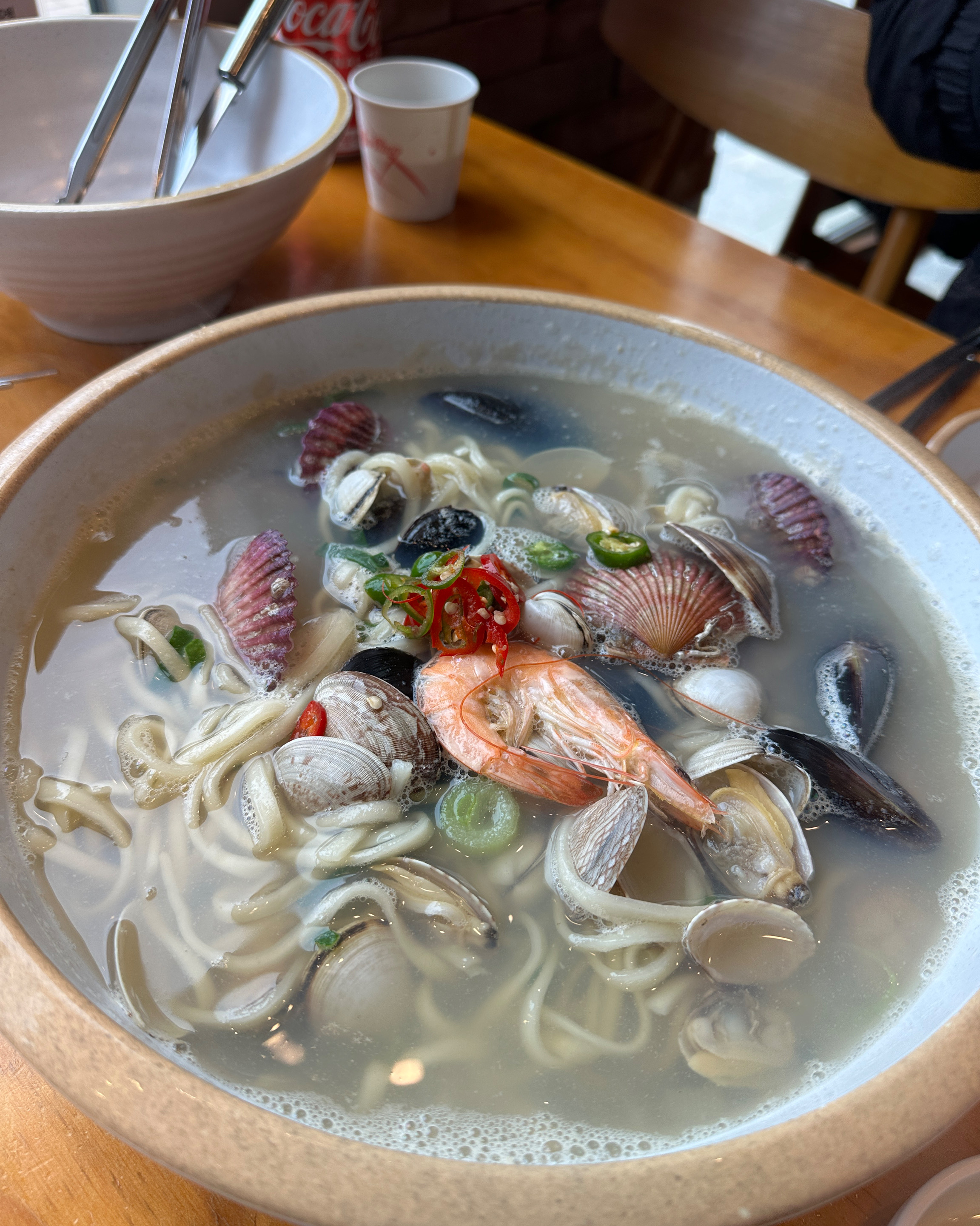가족단위로 가기 좋아요! 해물까느라 힘들었지만, 국물이 깔끔하고 맛있었어요 👍🏻😋 - 인천 맛집 97도씨해물칼국수 영종도본점