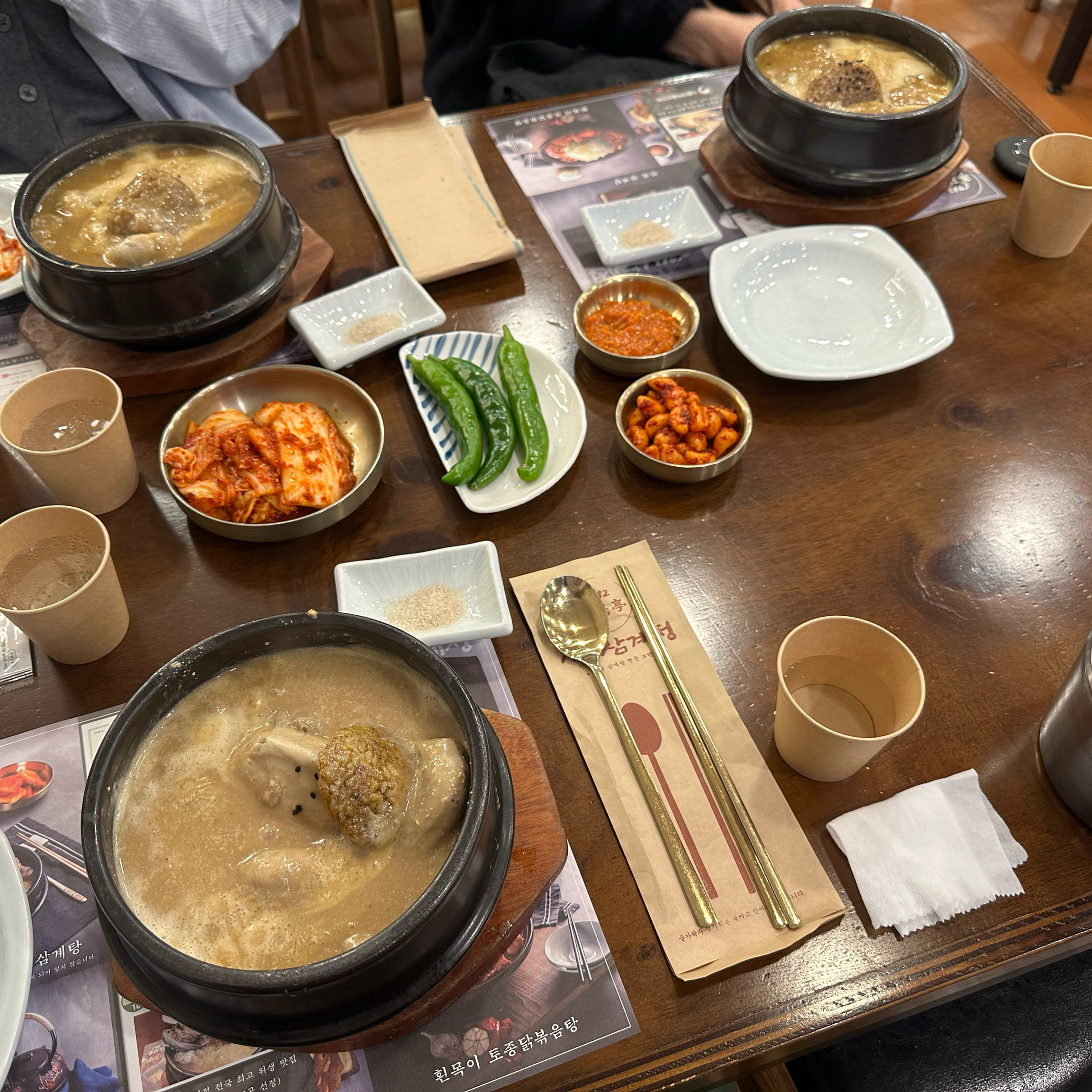 연휴에 가족들끼리 뭐먹을까 하다가 몇 번 와봤던 삼계탕으로! 가족들은 상황먹고 저는 들깨