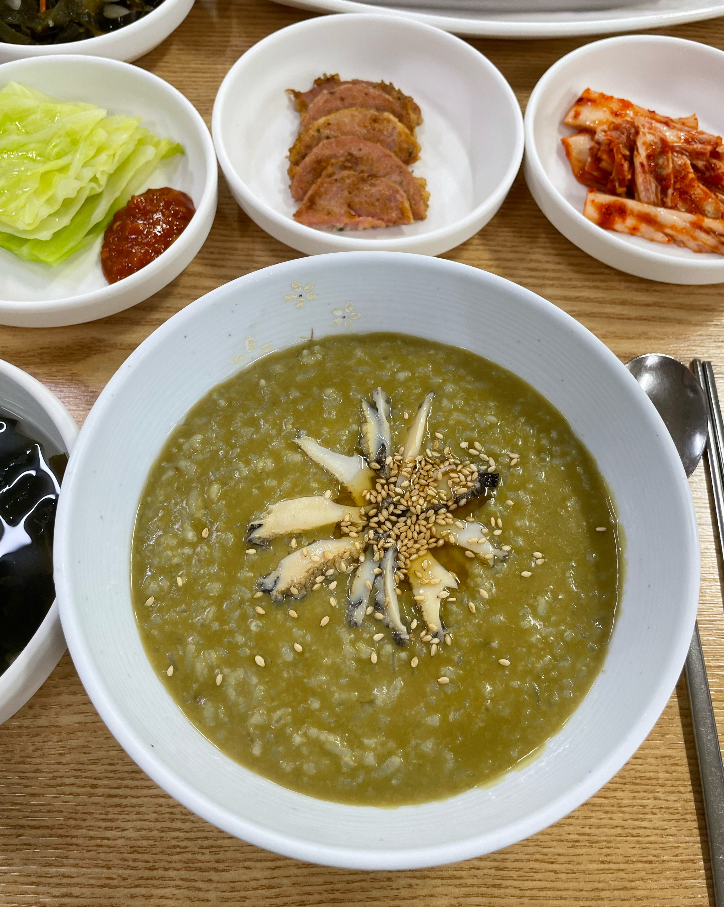 송악산 왔다가 전복죽 먹고 싶어서 찾은 집인데 전복죽 완전 진하고 고등어구이도 고소하고 진
