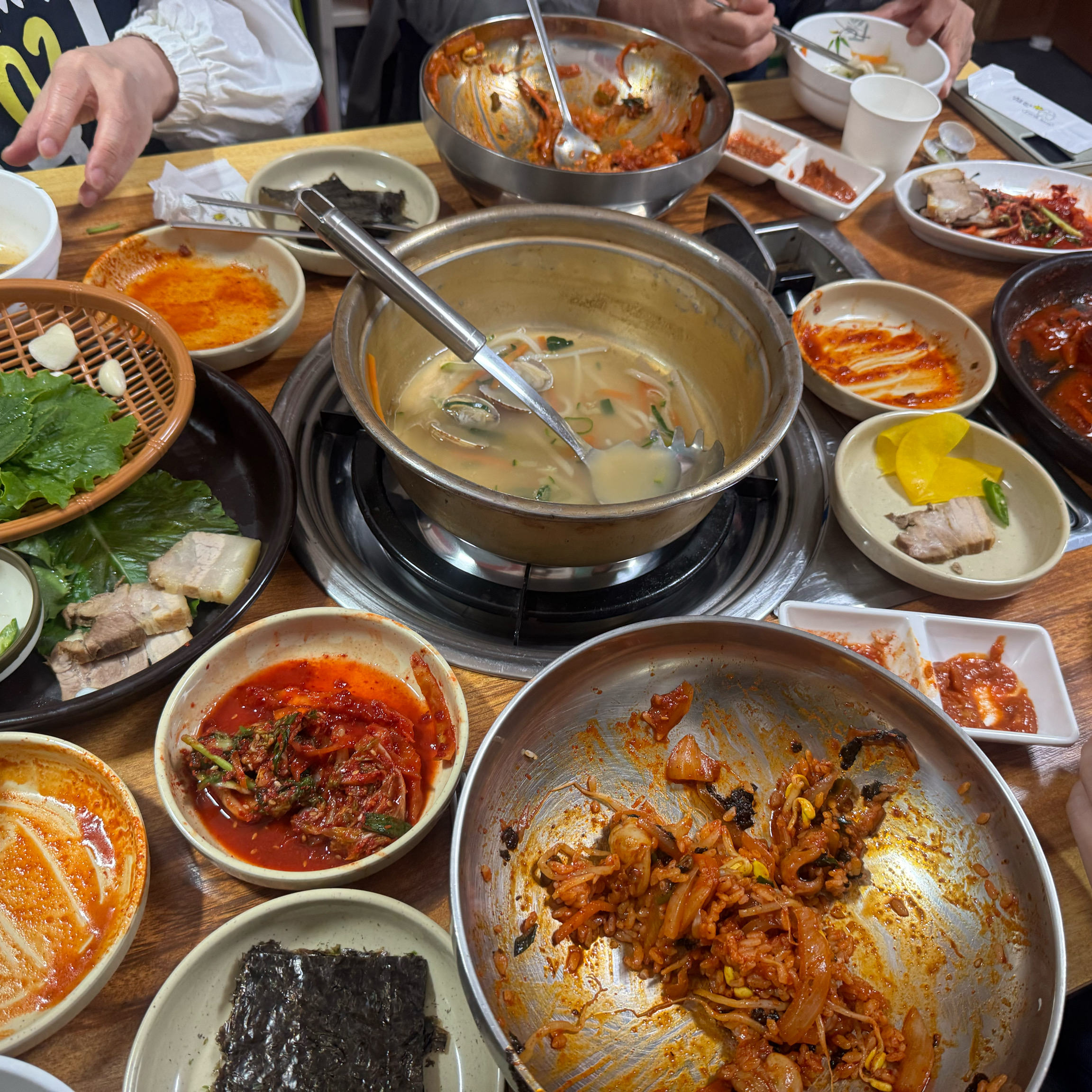 칼국수를 포함해 다양한 음식을 먹고싶어서 찾아왔는데, 모든 음식이 맛잇었어요!! - 대전 맛집 대전 칼국수 족발 쭈꾸미볶음 본점