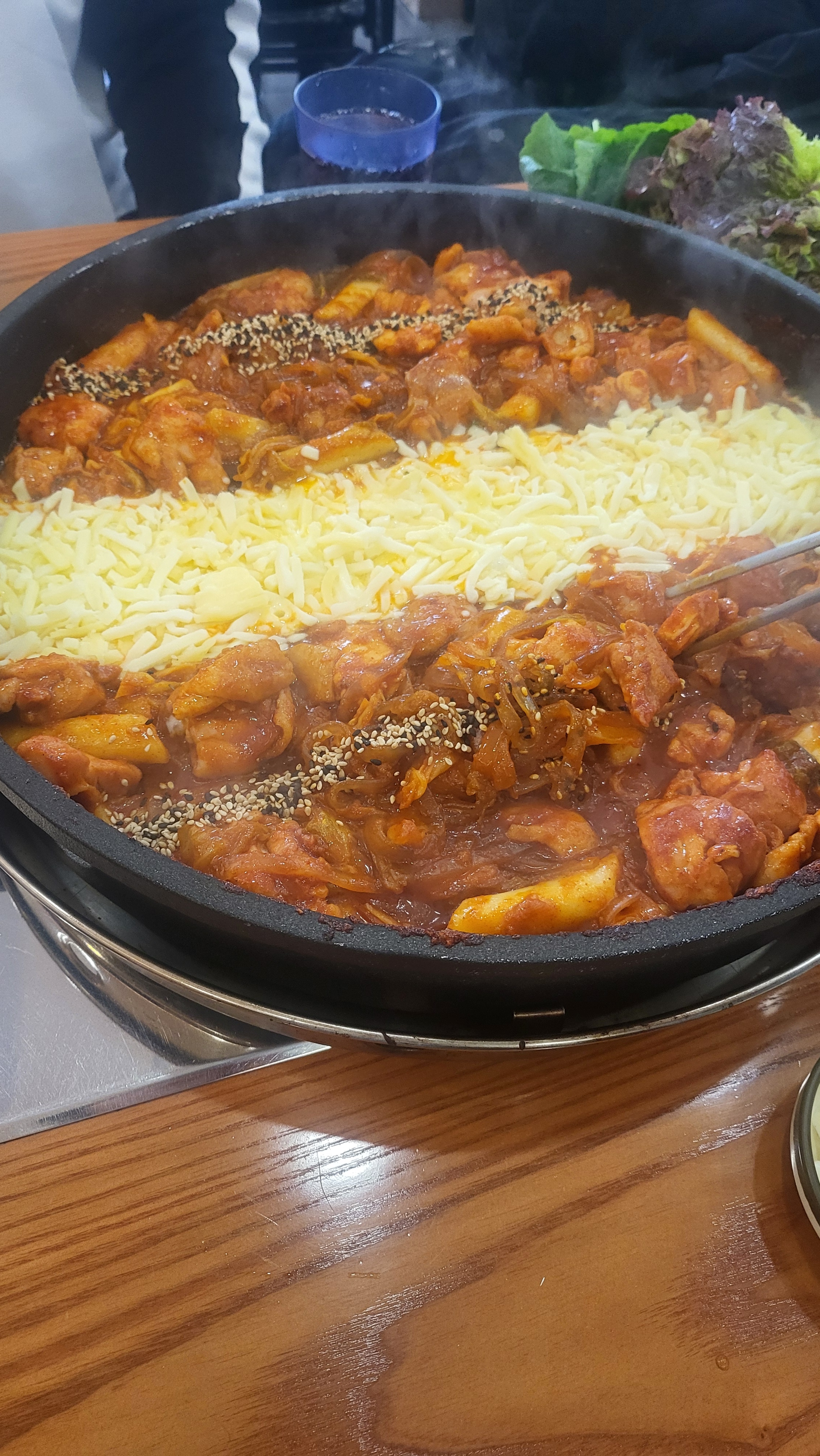 친절합니다. 옷에 냄새가 나지않고 먹을수 있어 좋습니다. - 불당동 맛집 장인닭갈비 불당점