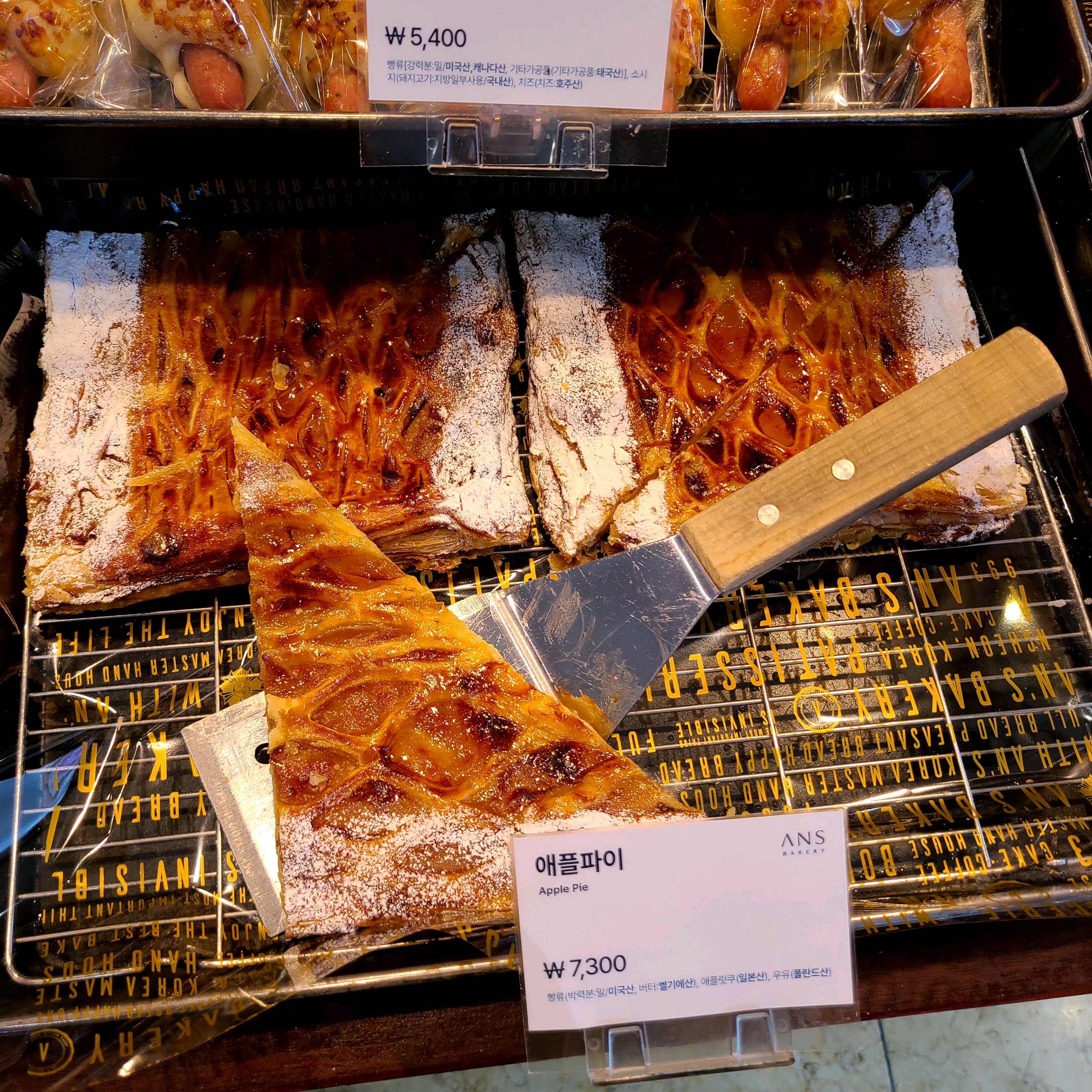 2번째 방문입니다 겨울에 가고 봄이네요 명장 샌드위치 좋아하구요 식사로 든든해요 소금빵이