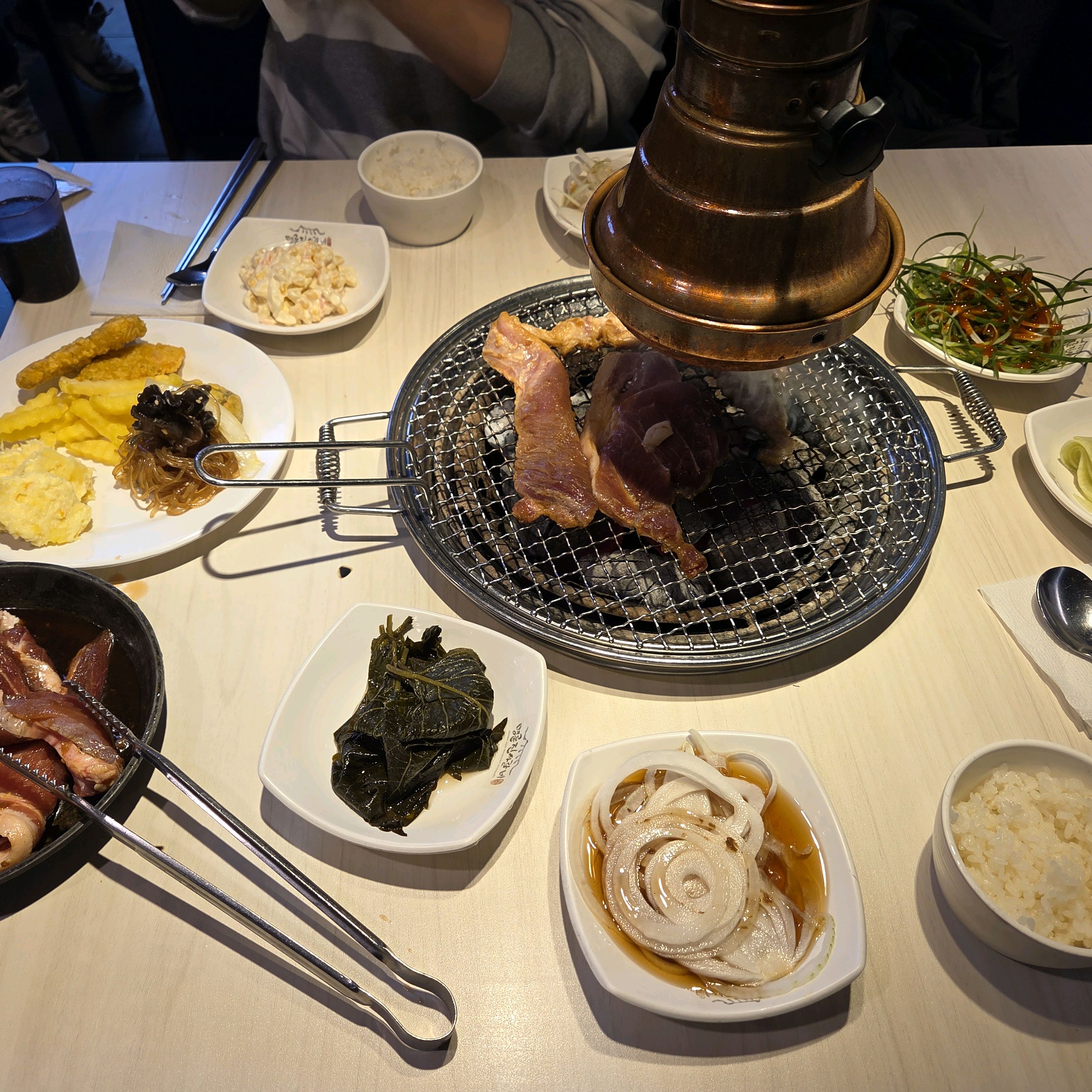 구역별로 나누어져 있어서 사람이 많아도 나름 쾌적하게 먹을 수 있었습니다~ 믿고 먹는 명륜