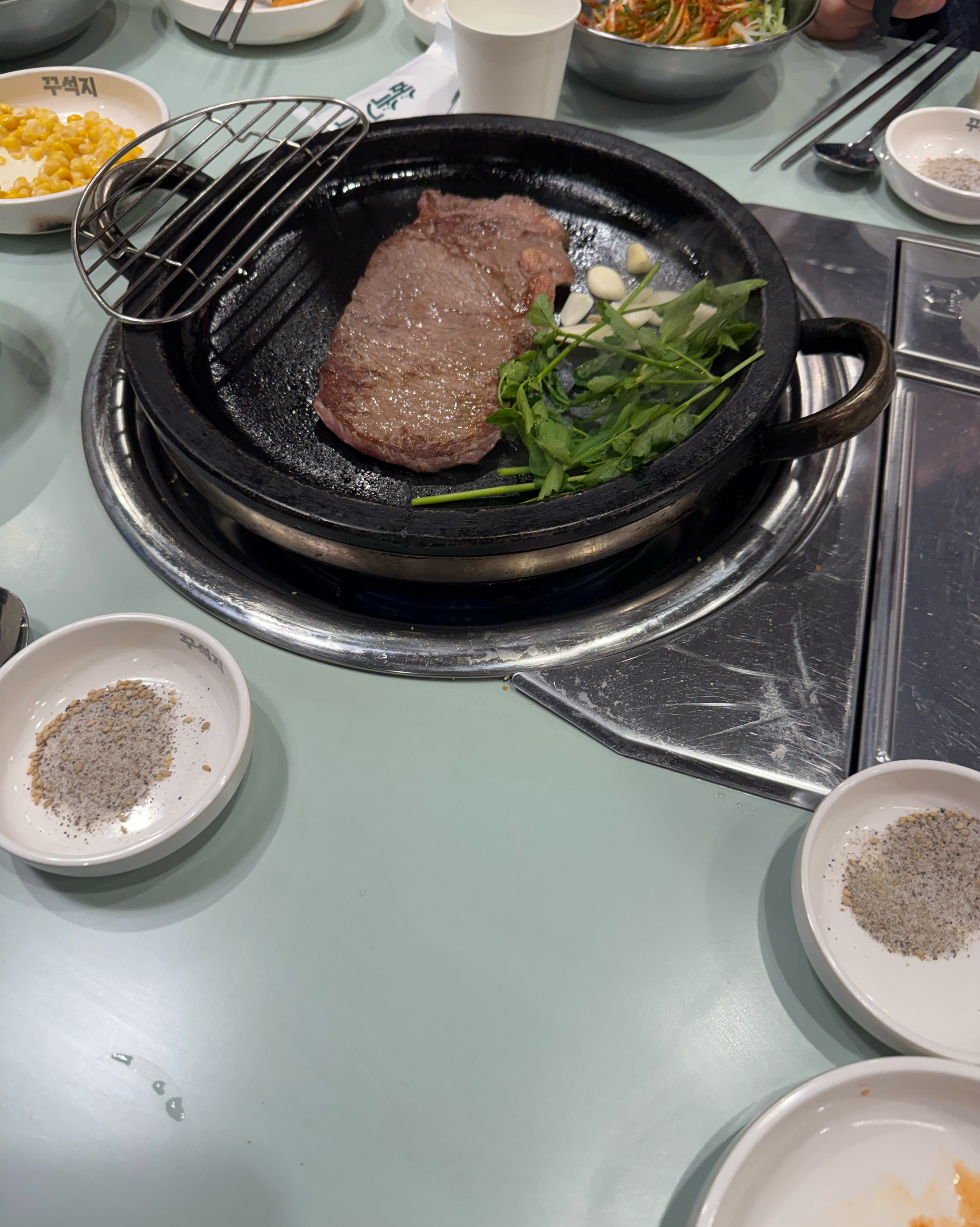 확실히 유명한 곳은 이유가 있는 것 같아요!!! 맛있는 고기🥩🥩🥩 특히 상차림이 매우 푸짐
