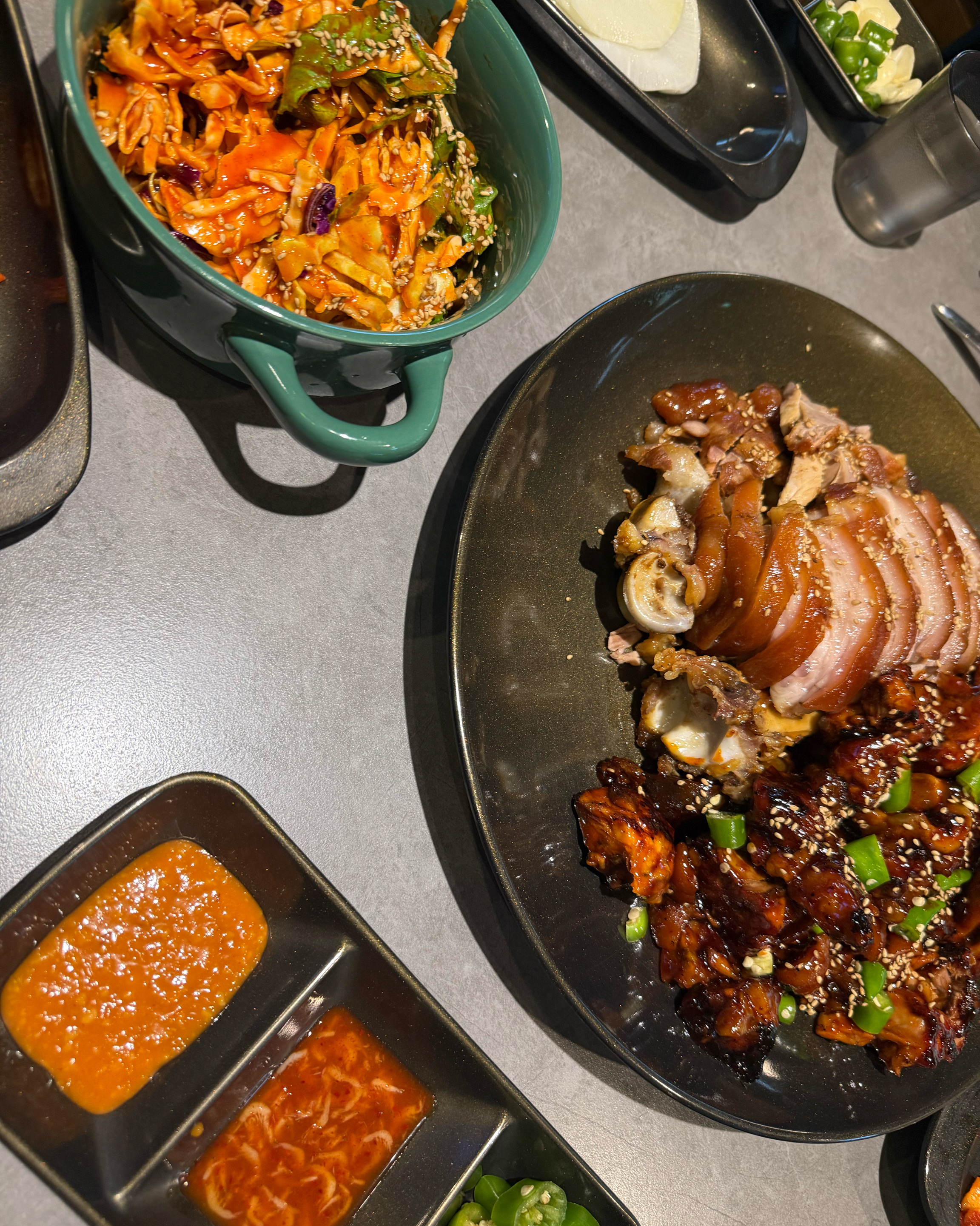 음식이 맛있고 무엇보다 분위기도 좋아서 족발집으로 추천드립니다! - 불당동 맛집 오밤족 천안불당점