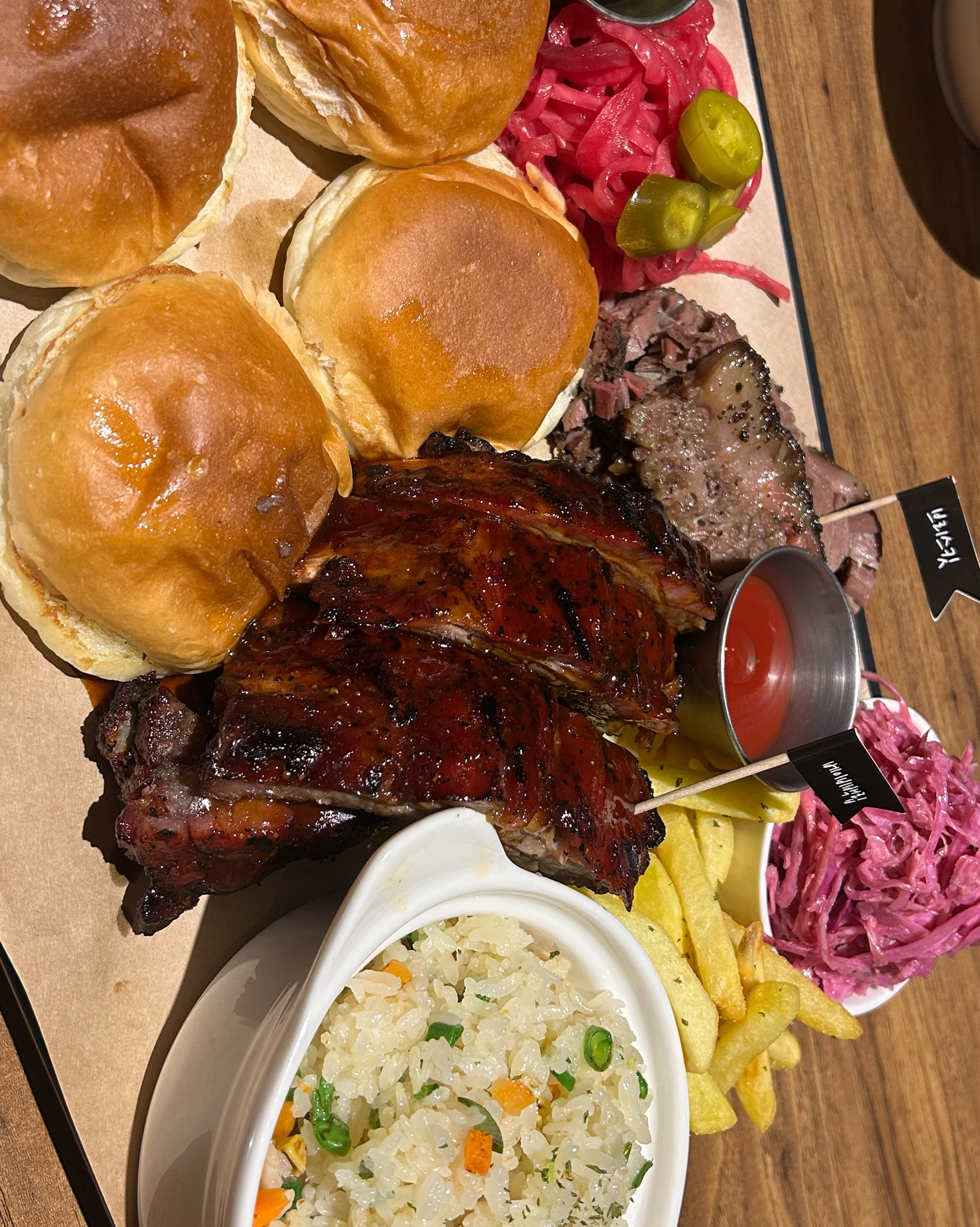 일단 분위기가 넘 조아요!!!! 분위기도 좋은데 엄청 맛있습니당 ㅠㅠㅠ😍😍 다음에 이태원에