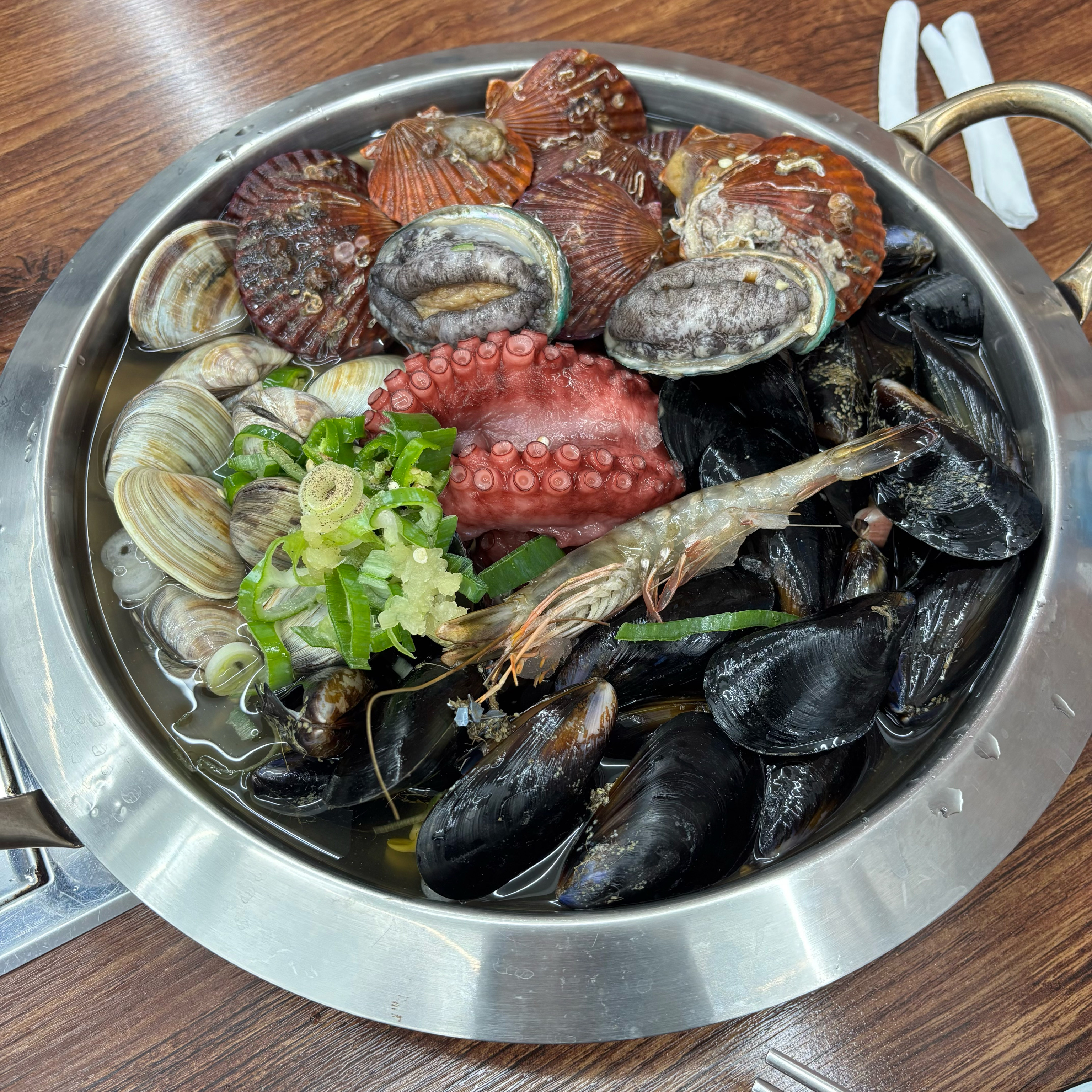신선하고 해산물 양도 많고 직원분이 친절하세요! 해물탕은 신선도랑 육수의 깊이가 중요한데,