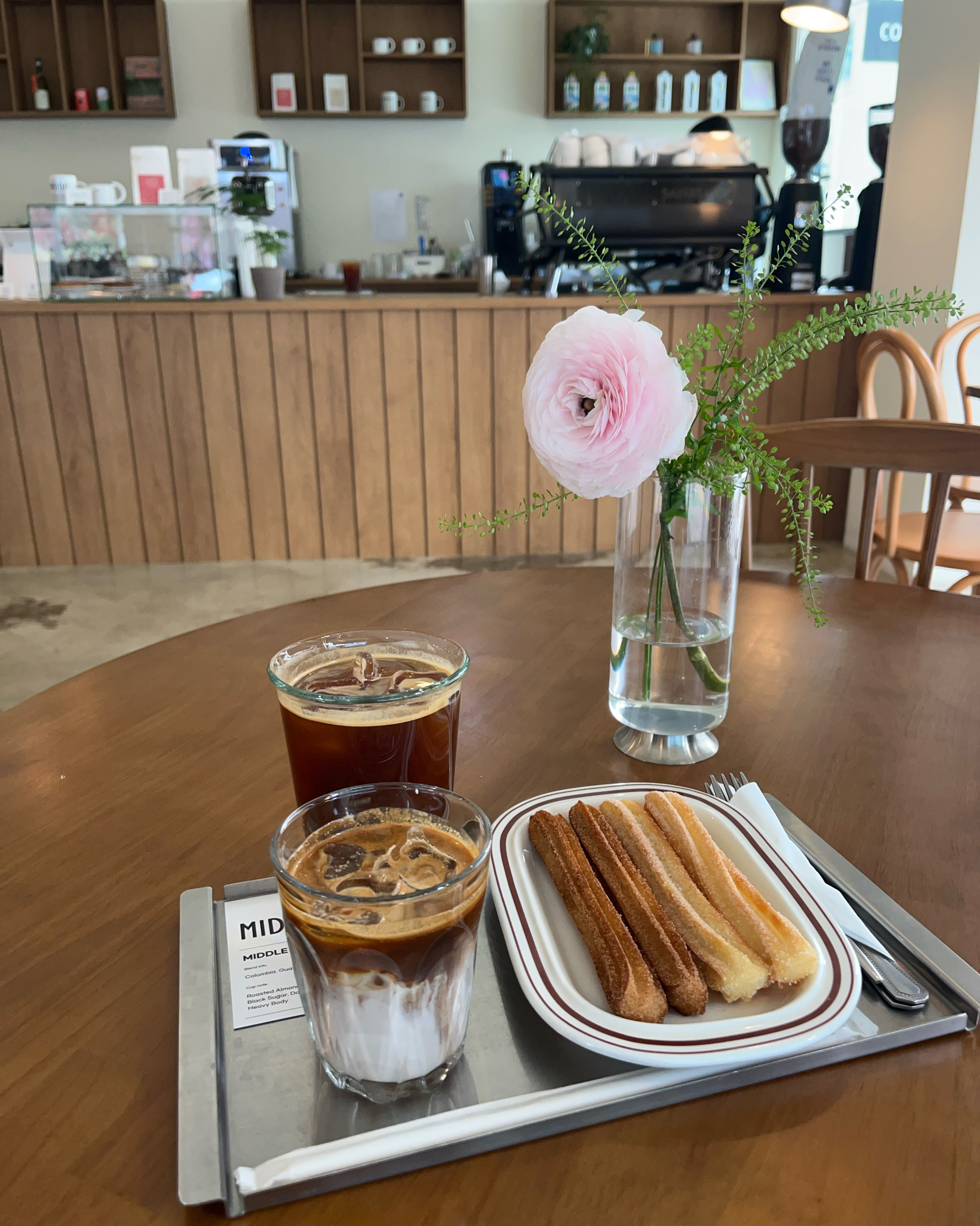 커피 맛있구 인테리어도 예뻐요! 커피랑 츄러스 조합이 좋네용ㅎㅎ 츄러스 엄청 달지는 않아서