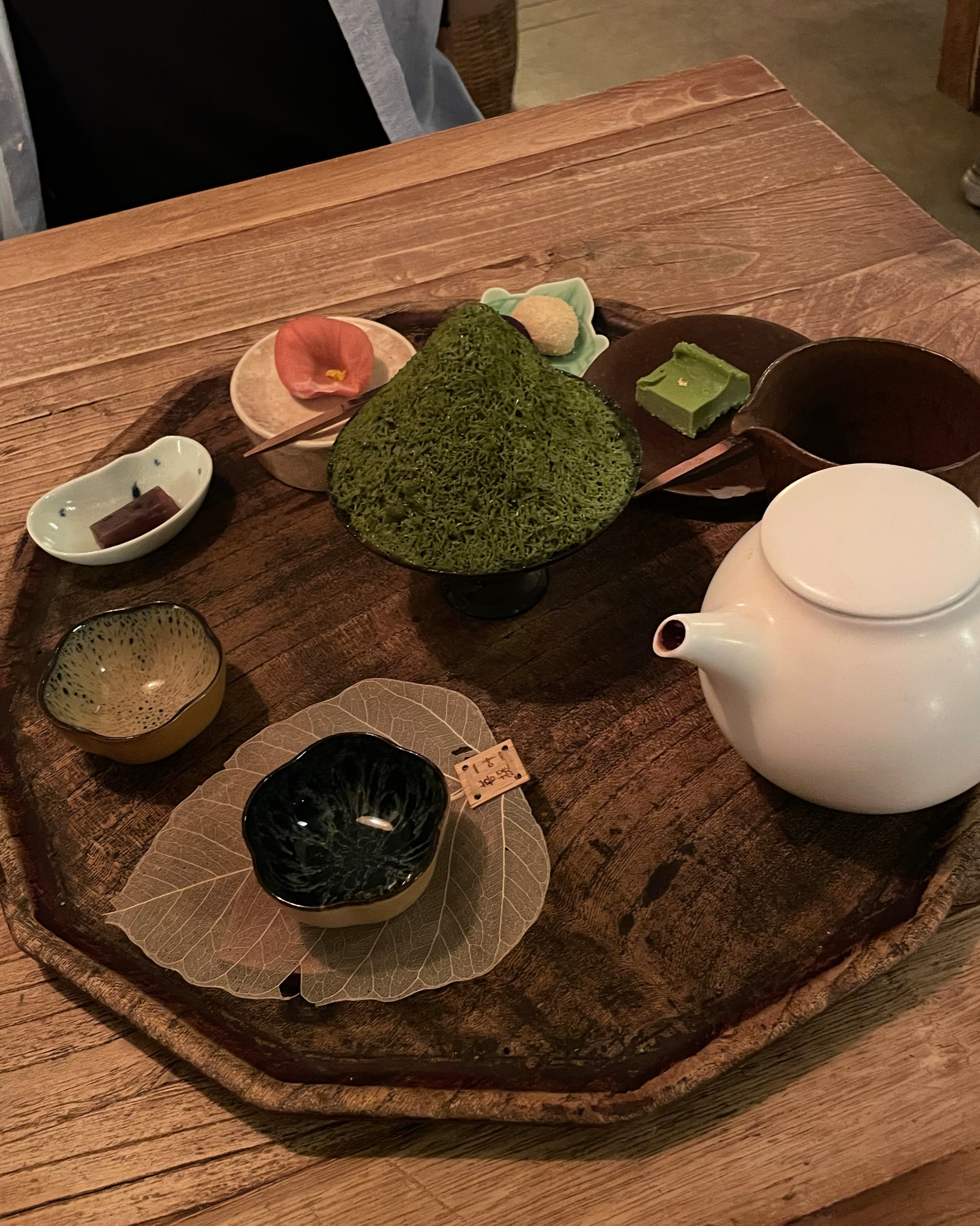 조용히 차 마시고 싶어서 찾아왔는데 너무나 만족이네요~ 조용한 분위기에서 도란도란 이야기하