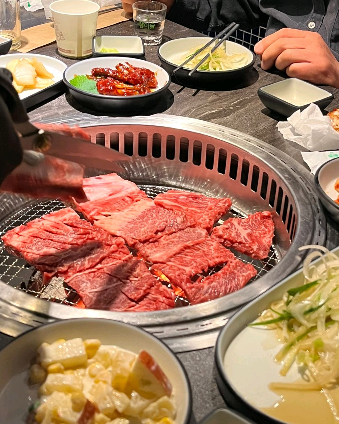 매장이 청결하고 직원분들이 다 구워주세요 - 인천 맛집 노천골 부평본점