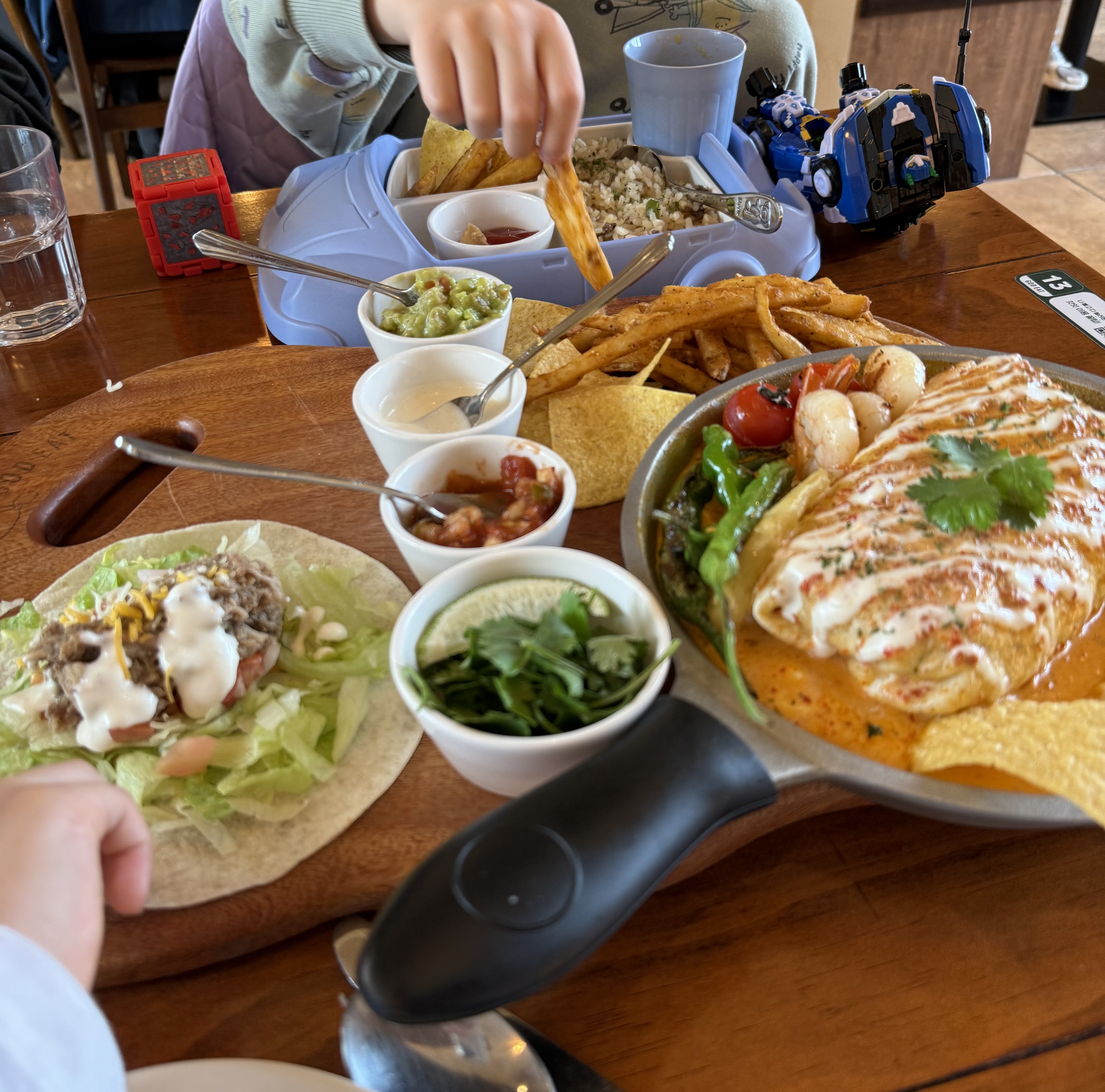 가족 외식으로 왔는데 친절하시고 음식도 맛있어요~ 간만에 맛있는 타코 먹었어요! 주차도 걱