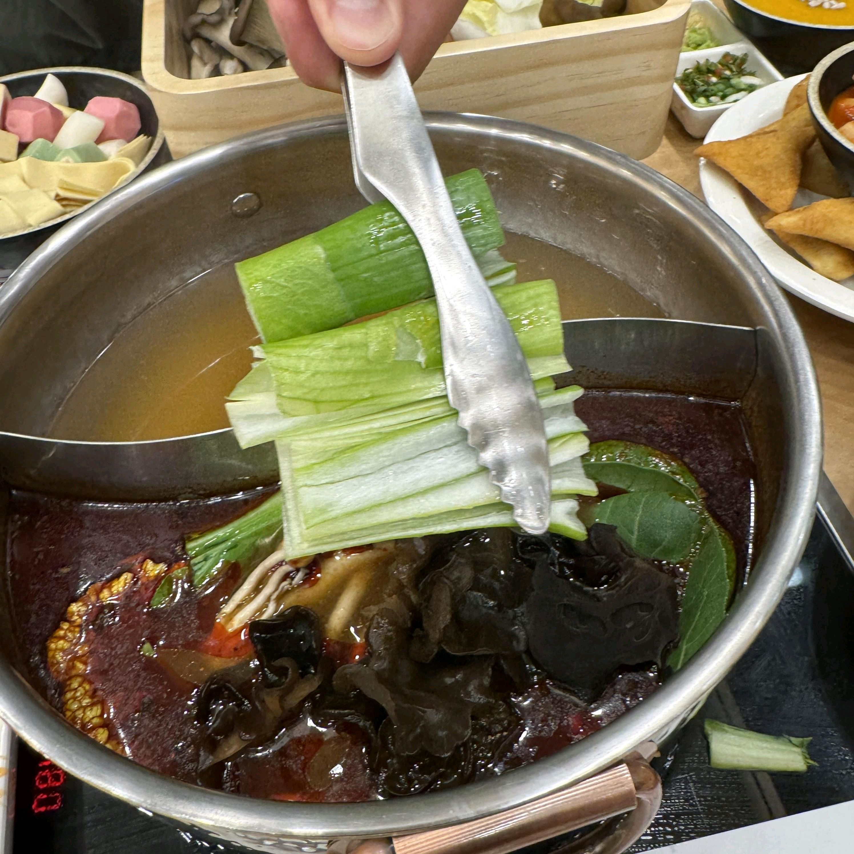 가족들이랑 함께 식사하기 좋아요. 넉넉한 자리와 여러가지 재료를 맘껏 즐길 수 있어서 만족