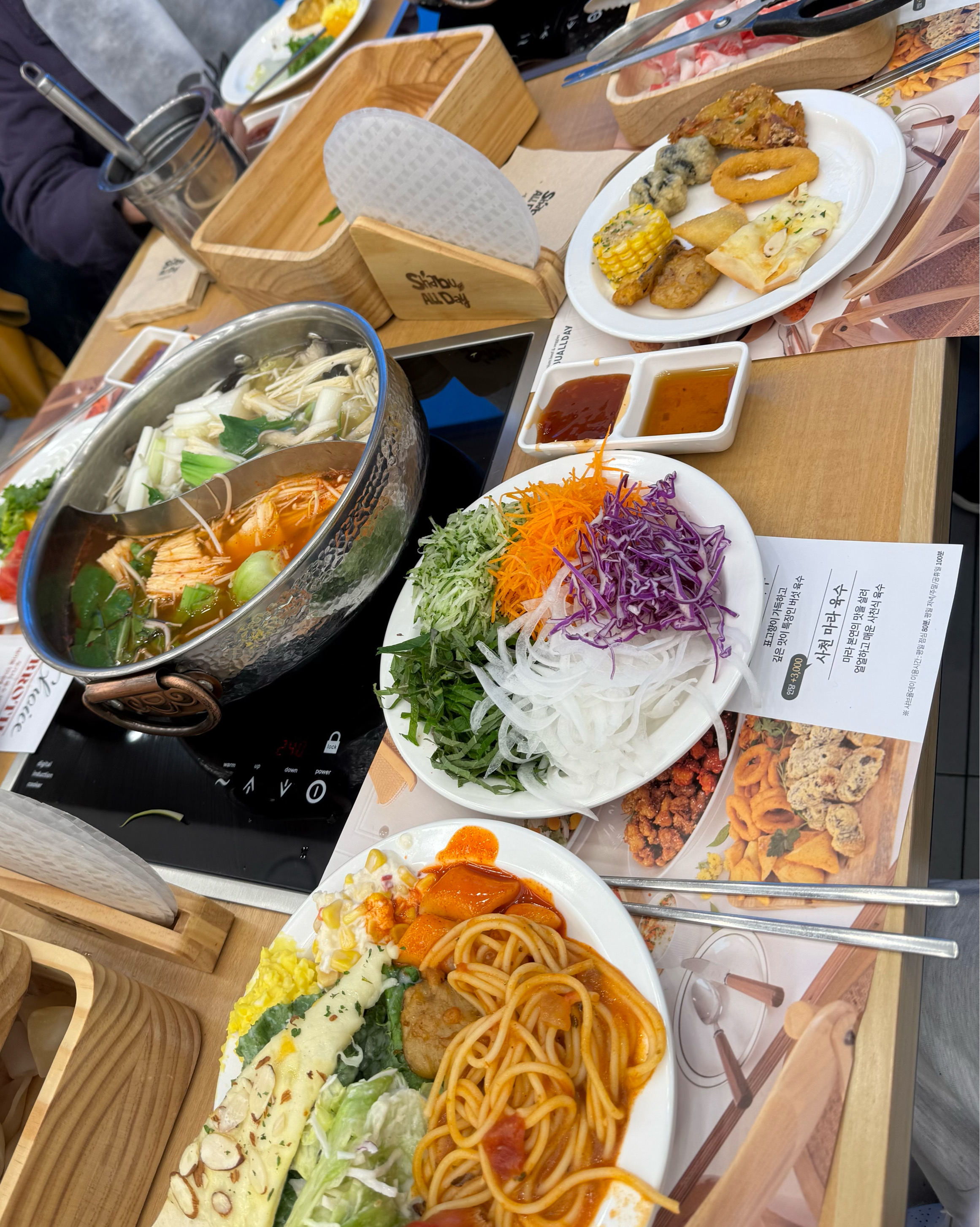 어버이날 맞이해서 부모님 모시고왓는데 사람도 엄청많고 음식도 너무 맛잇엇습니다!! 다음에와