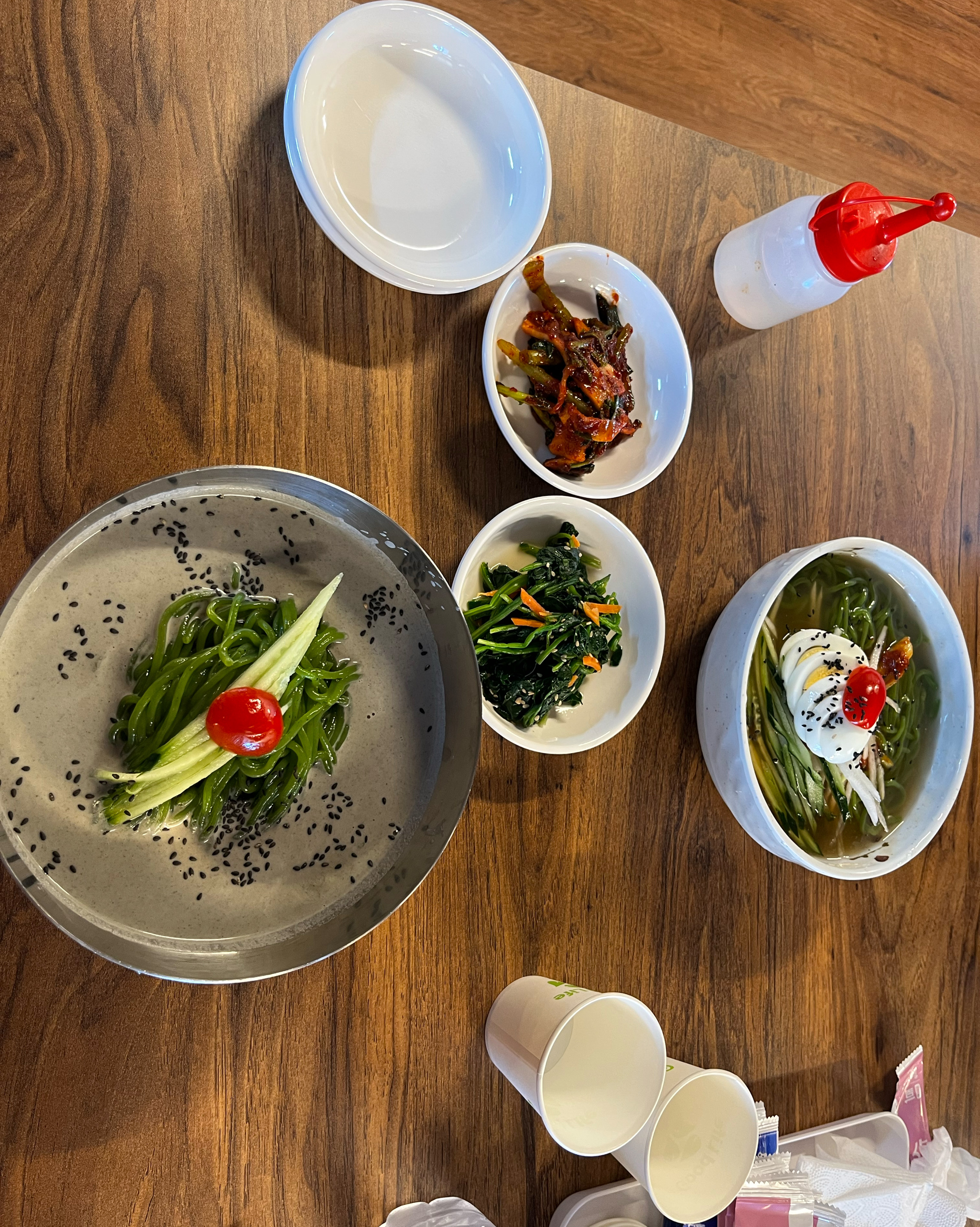콩국수 맛있네요~ 짭조름하게 간 되에있어서 소금파인 제 입맛에는 좋았어요~ 반찬으로 나온