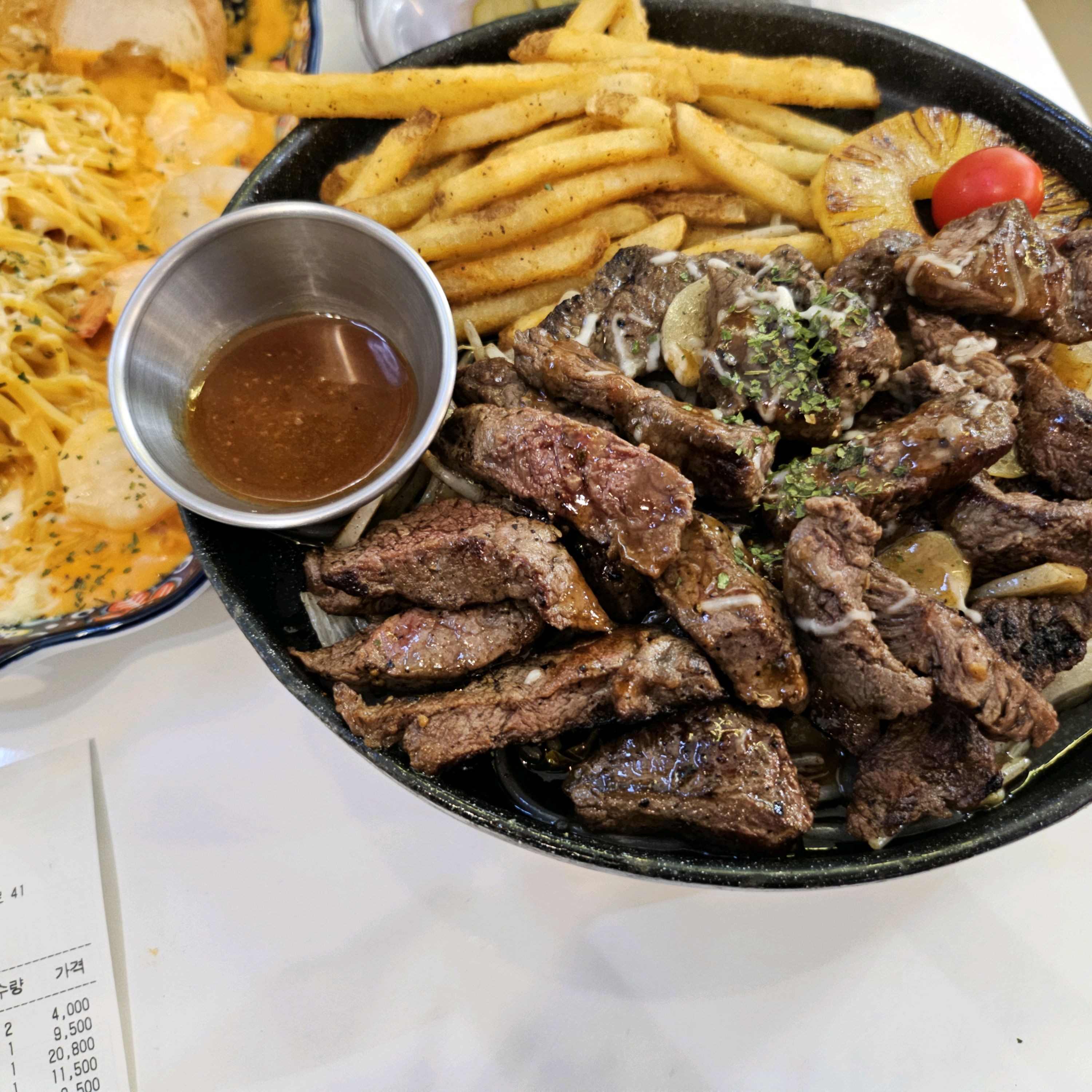 한번 와보고 싶었던 곳인데 이제 와보네요. 정말 맛있습니다. 직원분들도 정말 친절하세요. 