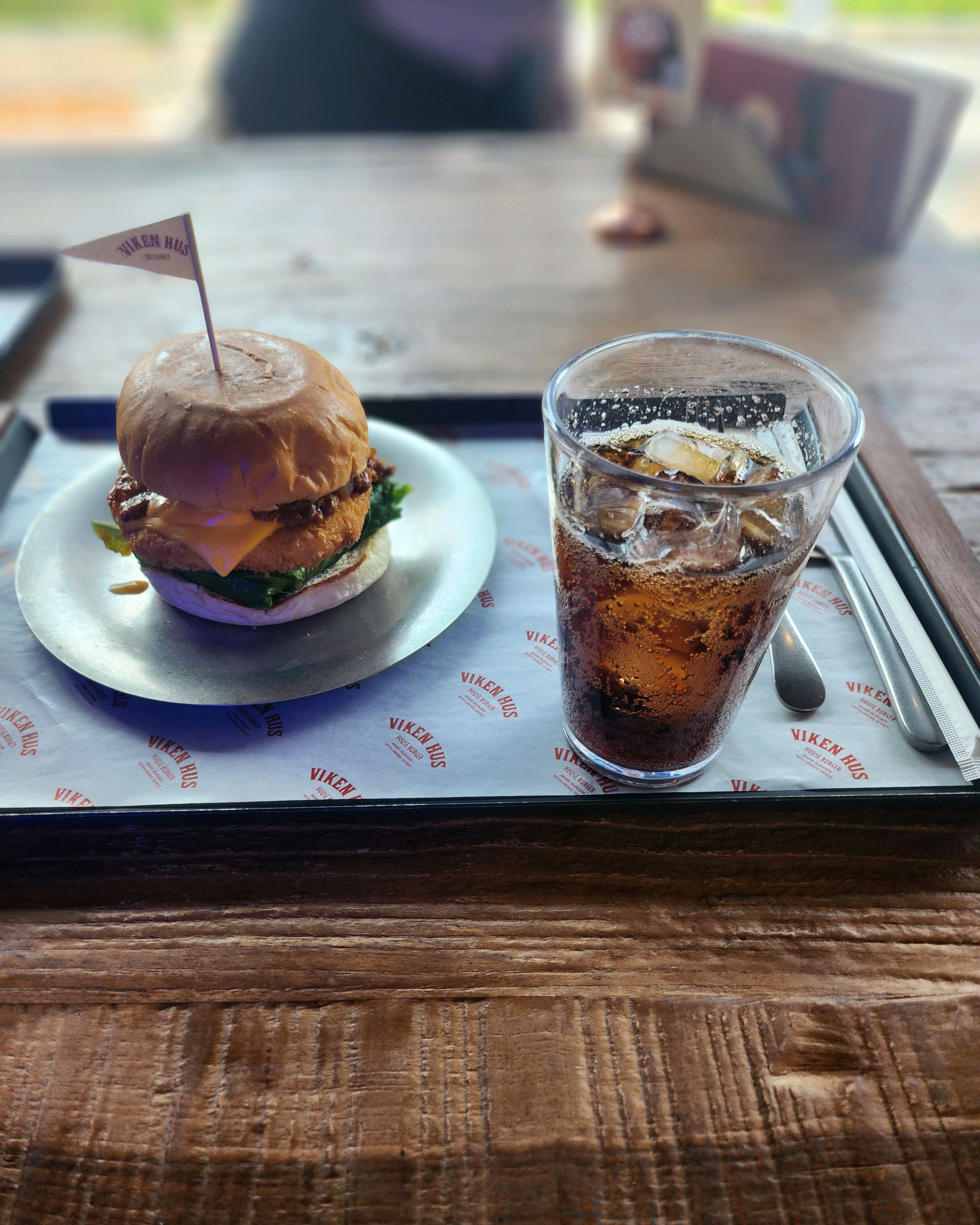 삼진어묵에서 이런브랜드가 생기다니 맛있었어요 그리고 의자도 편안하고 부산역 마지막에 버거먹