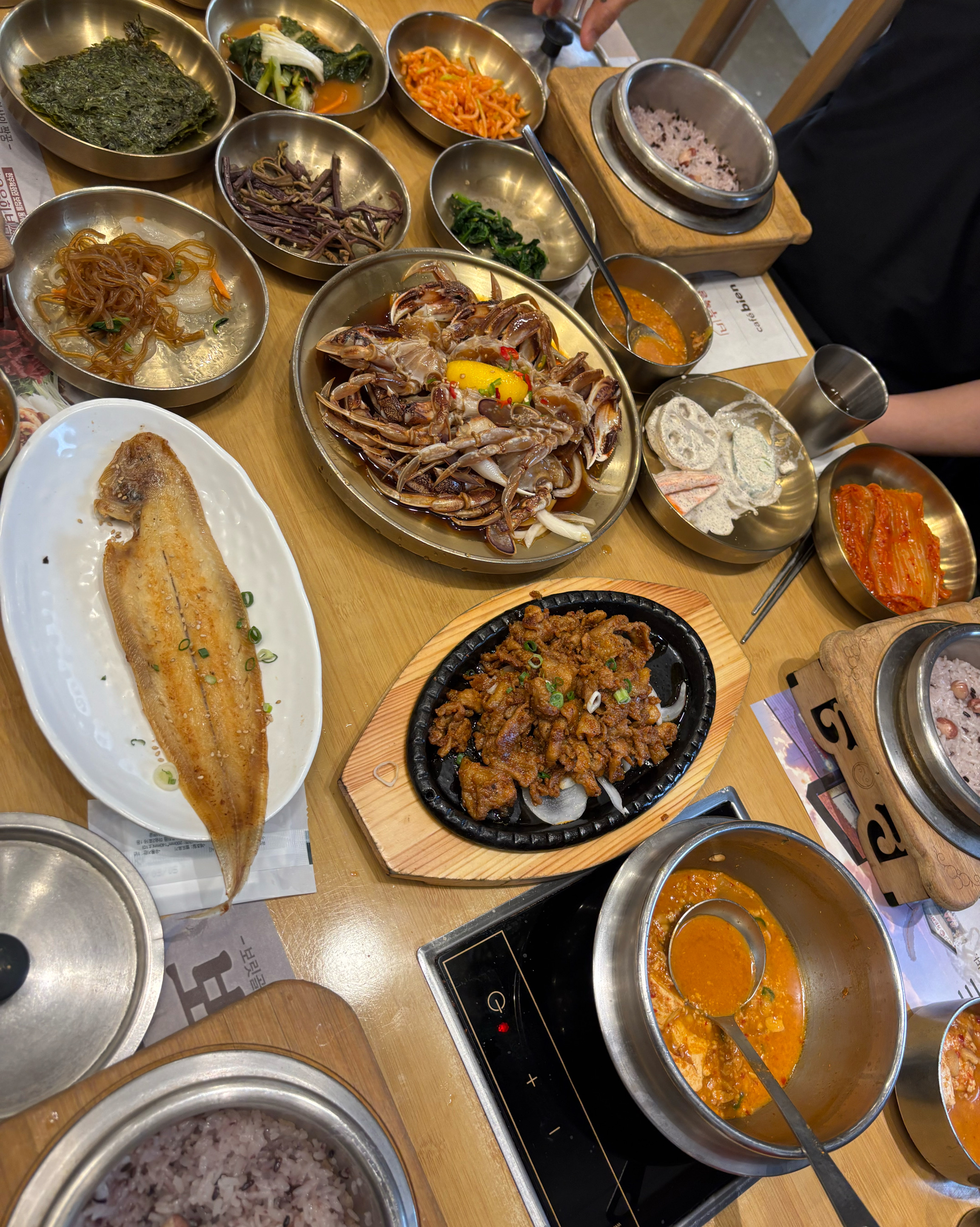 밑반찬 너무 맛있고 셀프 리필 가능해서 넘 조와용!! 고기, 게장, 청국장 다 정말 맛있었