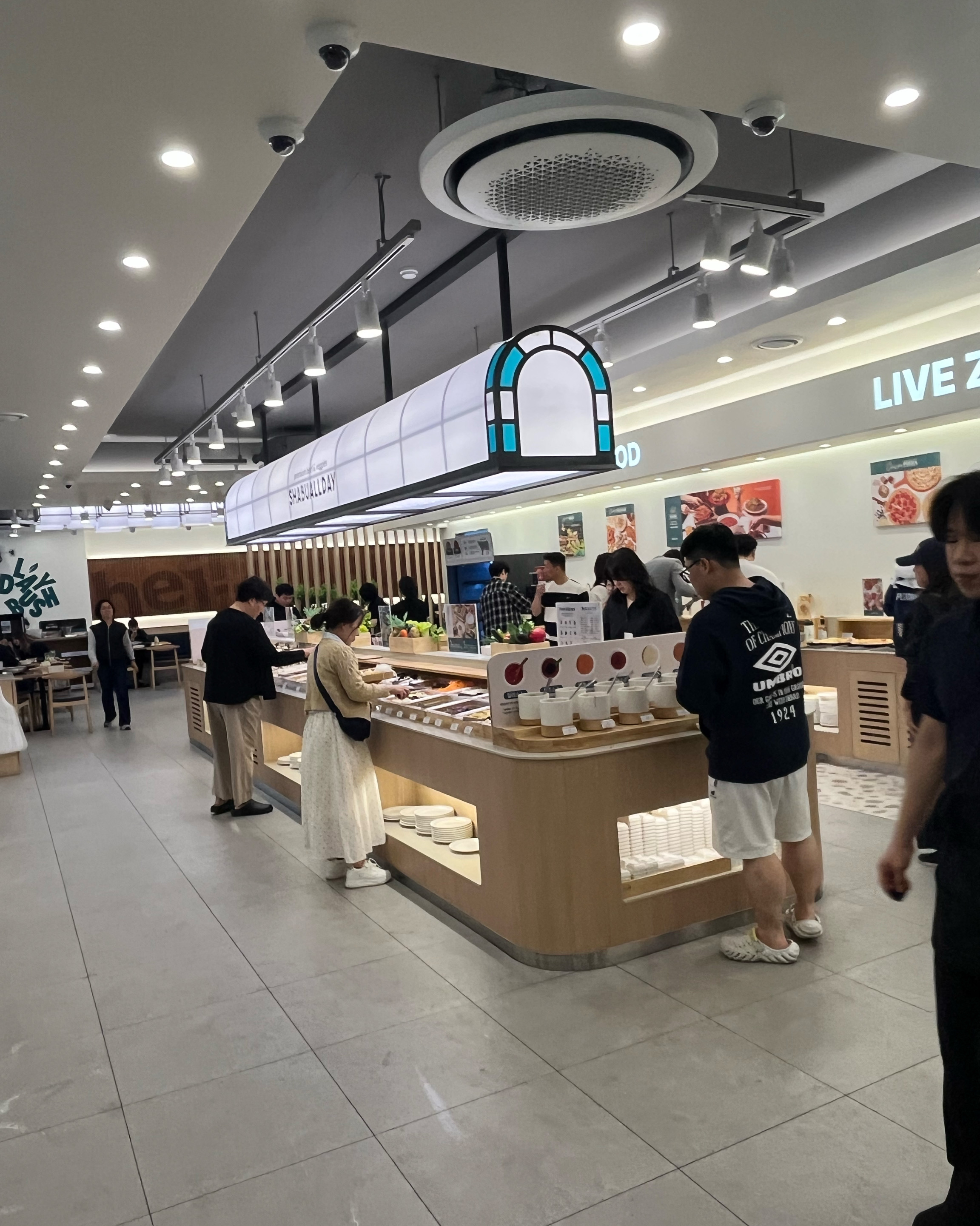 너무 맛있고 매장이 넓어요! 어린이날 기념 가족들끼리 놀러왔는데 직원분도 친절하고 모든 메