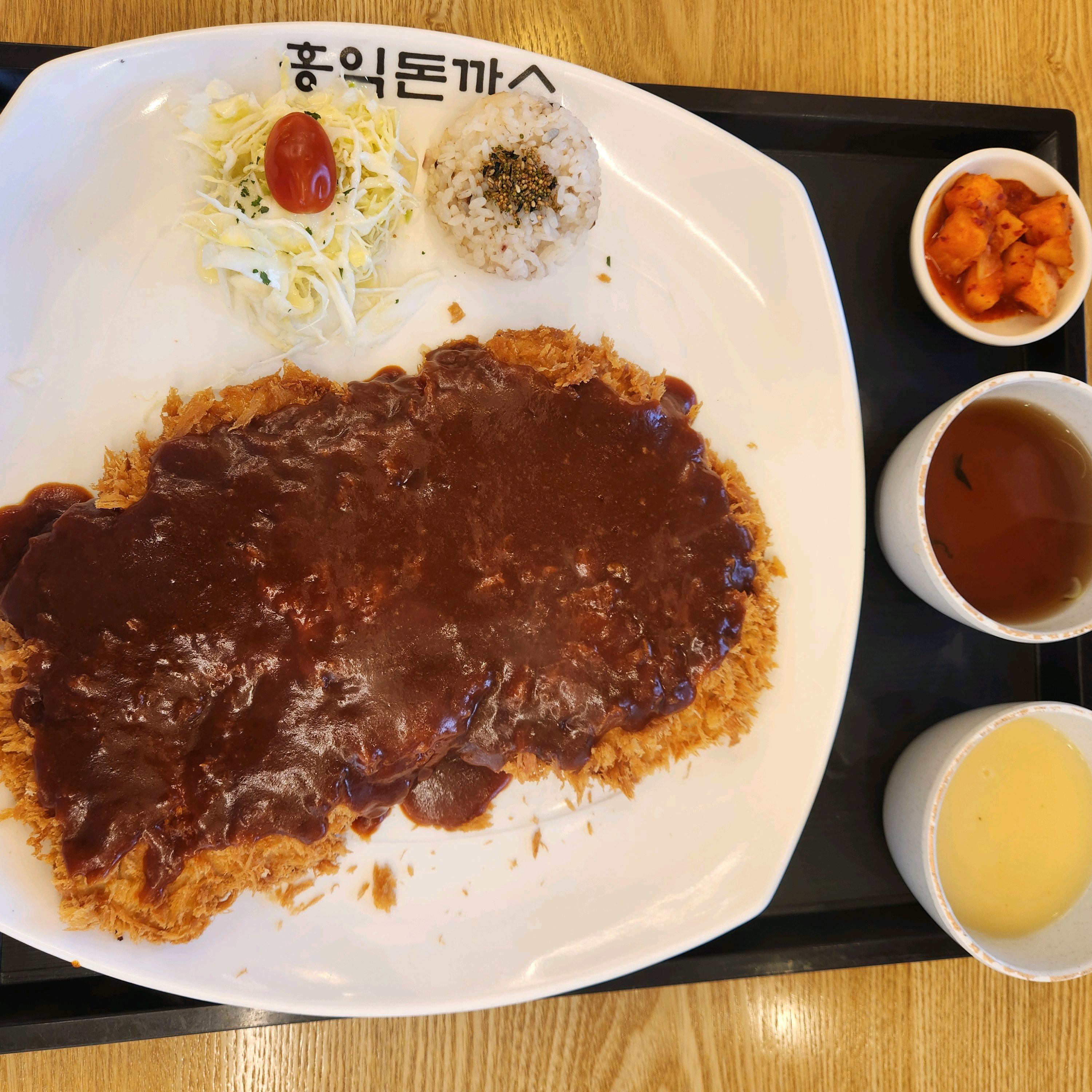 홍익돈까스 13,000원 크고 바삭 맛있고 / 더블치즈돈까스 14,000원/ 예쁘고, 느