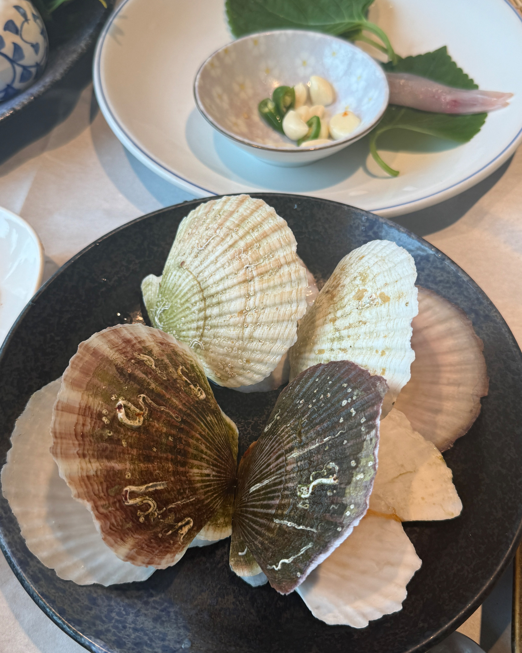 다양한 해산물과 곁들임 메뉴가 차려진 모습