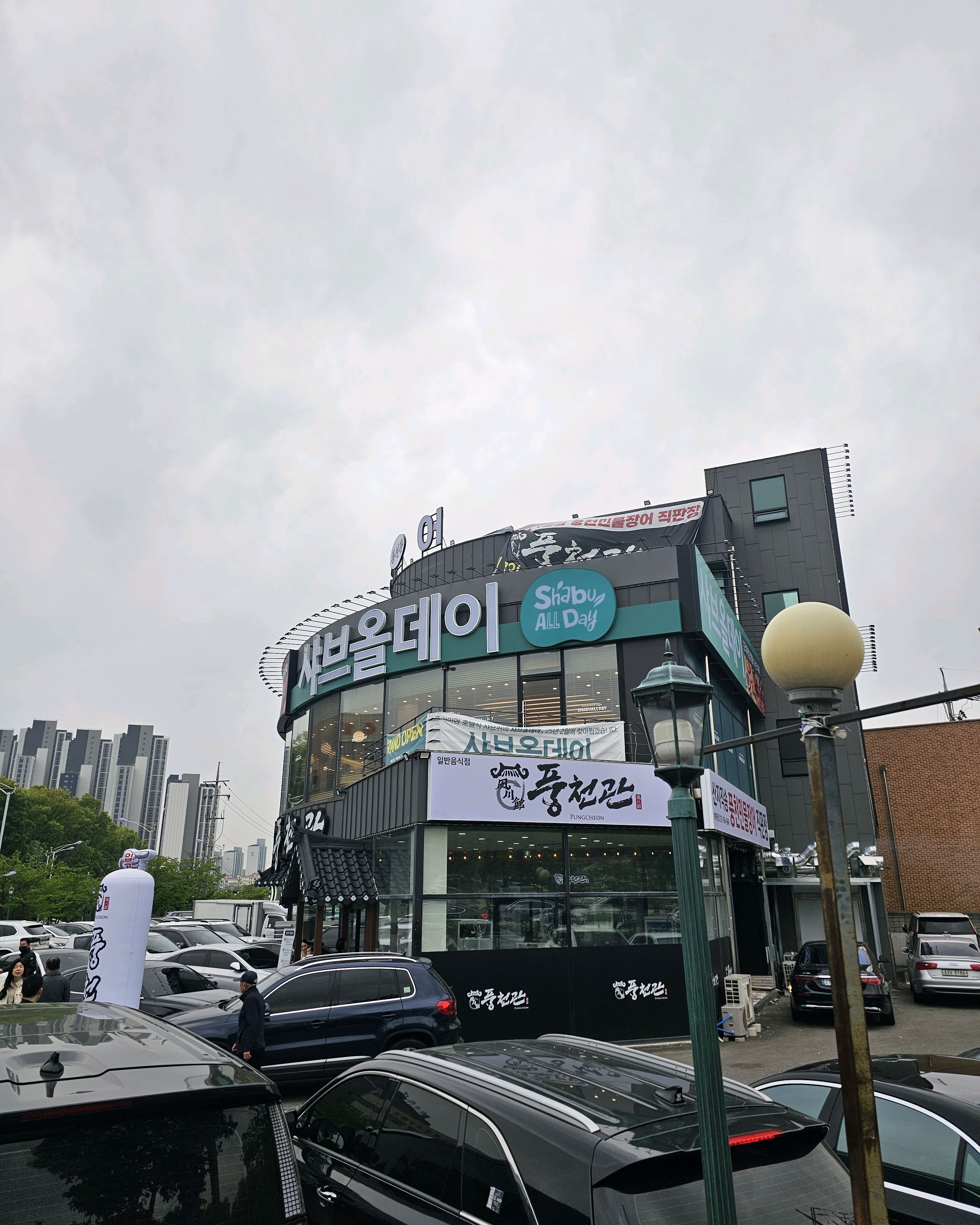 육수가 양지육수, 바지락육수, 표고버섯육수 선택이어서 좋아요. 샐러드 바 음식들도 맛나고요