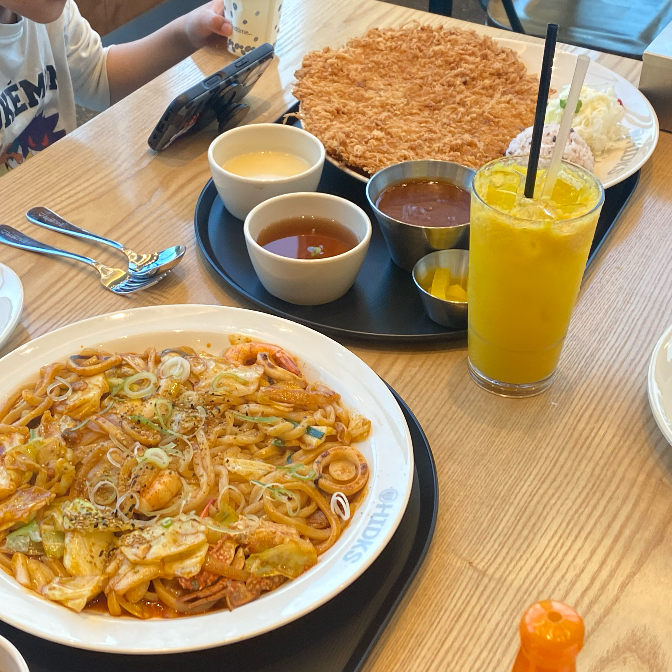 우리 아이가 뽑은 우리 동네 최고 1등 맛집 홍익돈까스에용ㅋㅋㅋ 오픈하고 벌써 몇 번이나