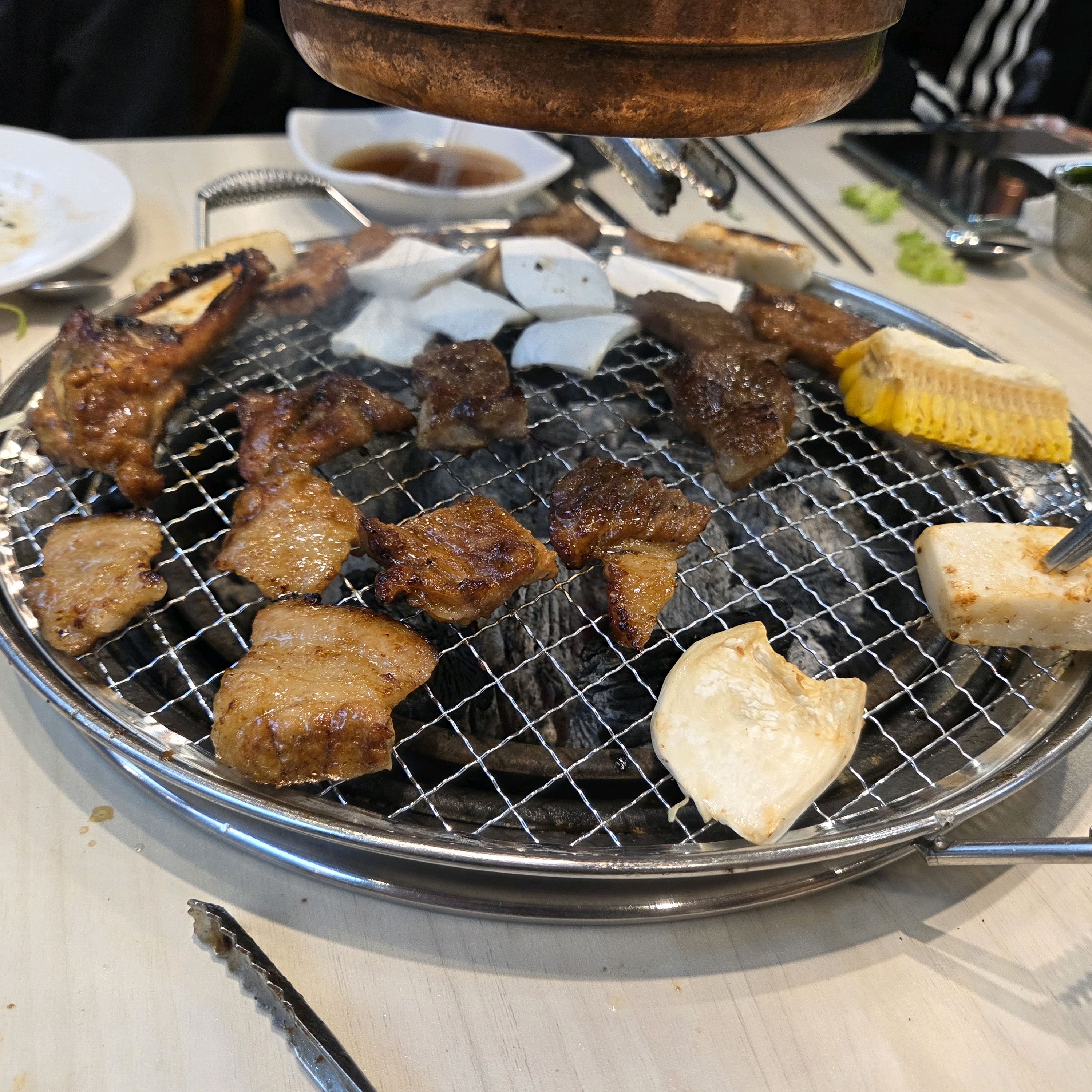 돼지갈비 먹고 싶을때마다 방문하는 동네 맛집입니다. 껍데기도 맛있고, 야채도 신선한데 샤브