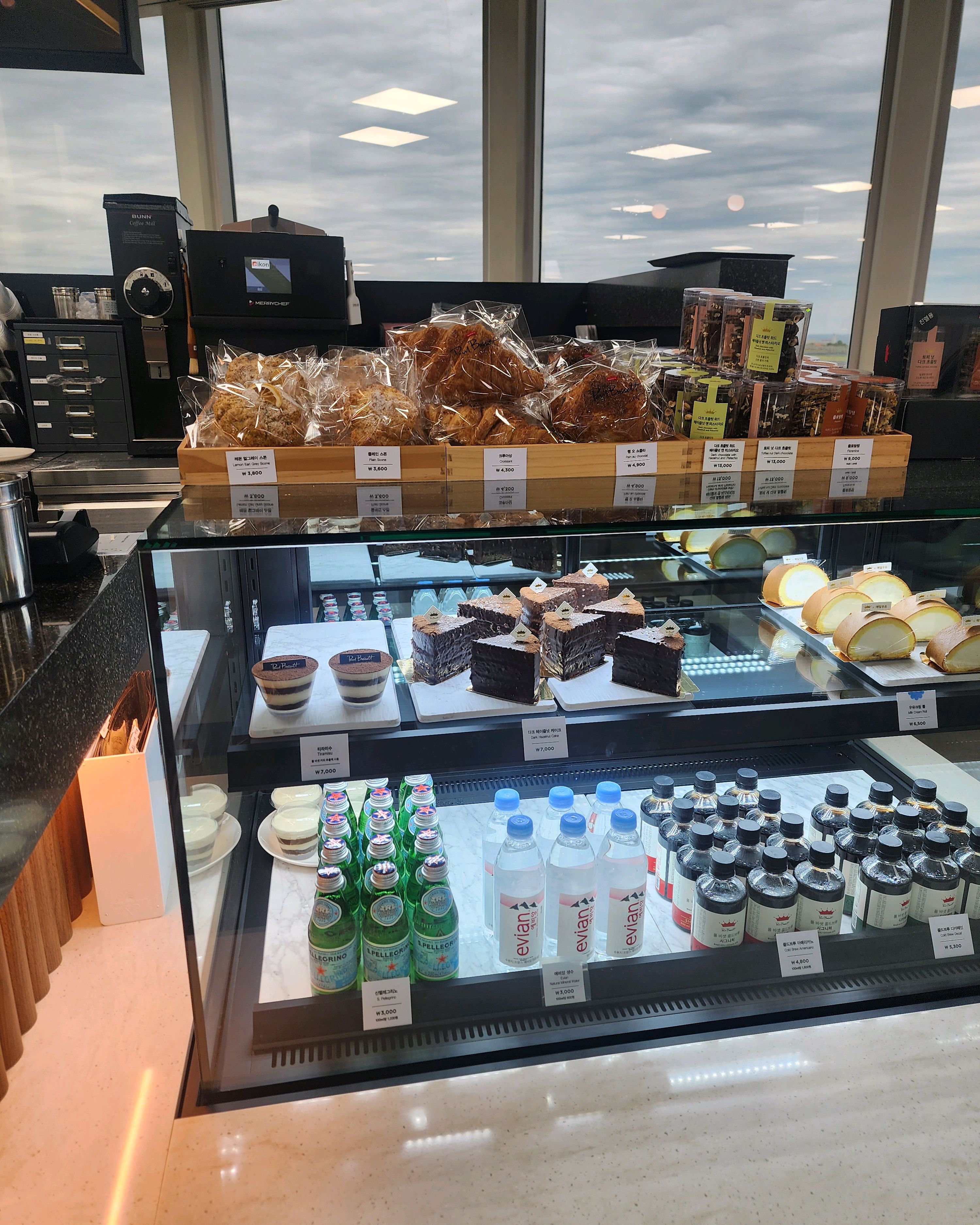 제주공항 커피숍 뷰가 멋지고 맛나요 - 제주 맛집 폴 바셋 제주공항 국내선점