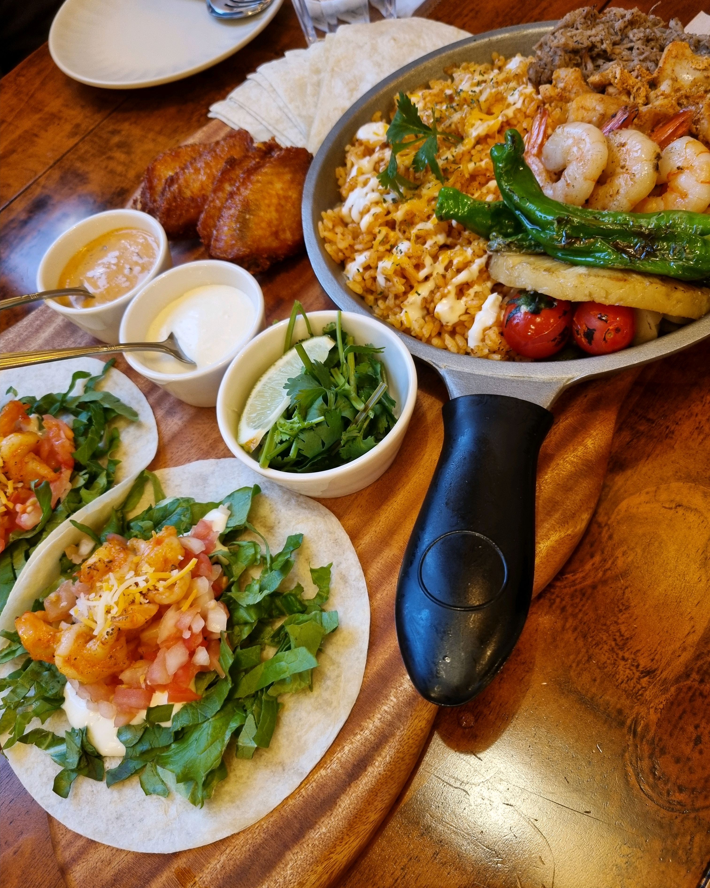 매장이 굉장히 깔끔하구요, 맛도 본점이랑 큰 차이를 못느꼈습니다! 연휴라 손님이 굉장히 많