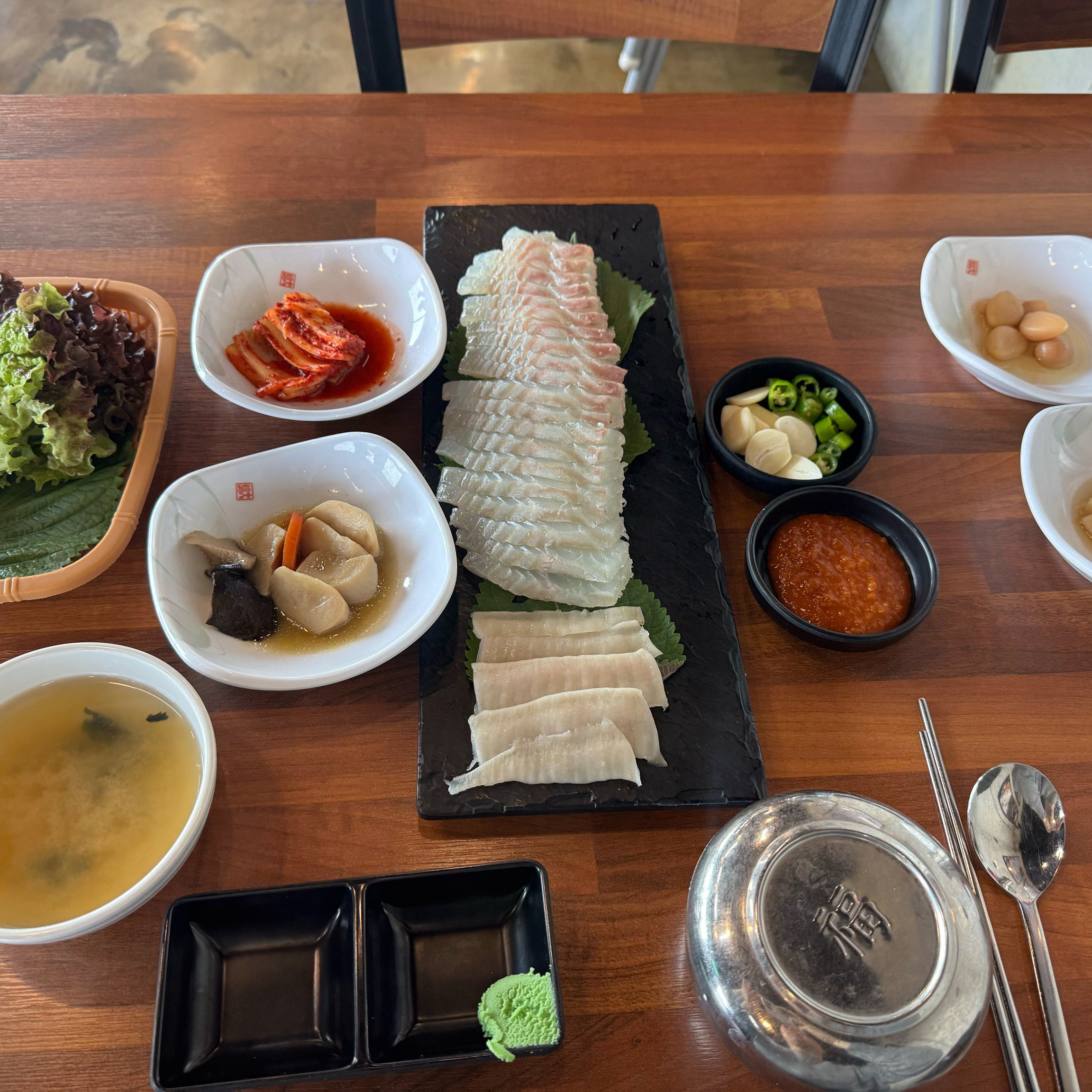 회 혼밥하기 좋은 곳입니다!! 남쪽 바닷가도 아주 잘 보이고요!! - 제주 맛집 광어다 표선 본점
