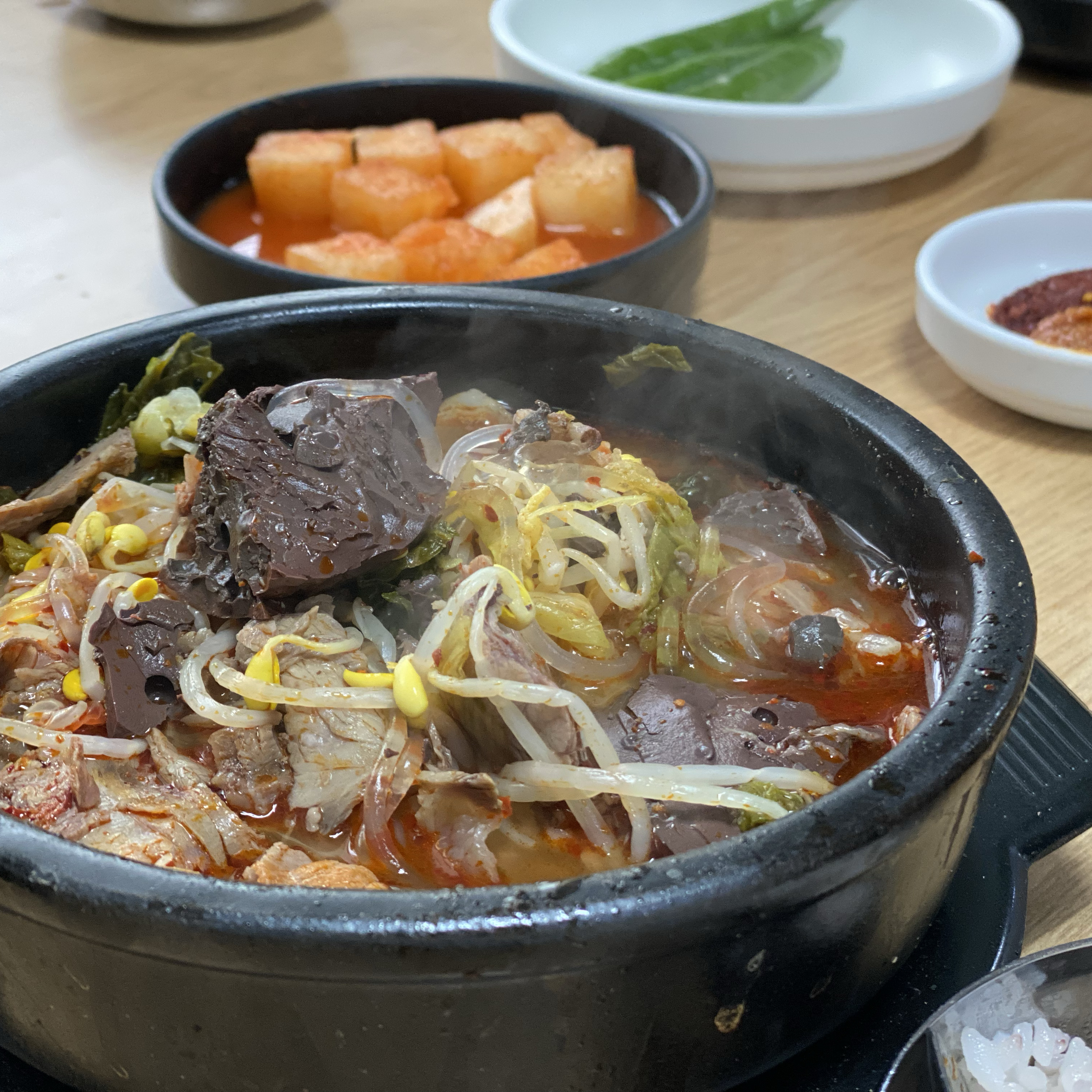 소고기해장국! 역시 원조는 다르네요. 맛은 물론이고 선지, 우거지,고기 듬뿍 들어있어 푸짐