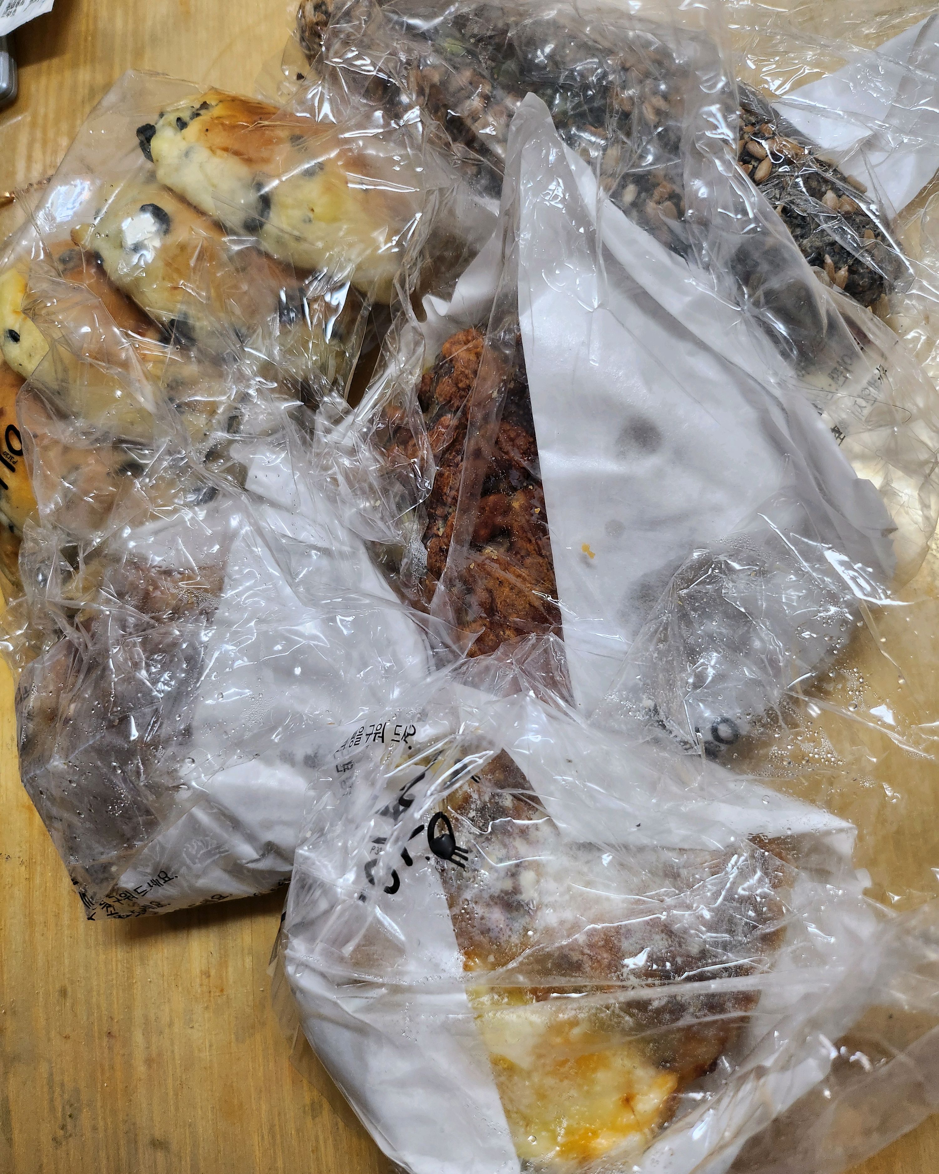 5월에 첫 번째방문인데 5가지 빵을 사왔어요 ㅋㅋ뚜벅이다보니 많이는 못사오네요 ㅠ - 인천 맛집 베이커리율교P3120