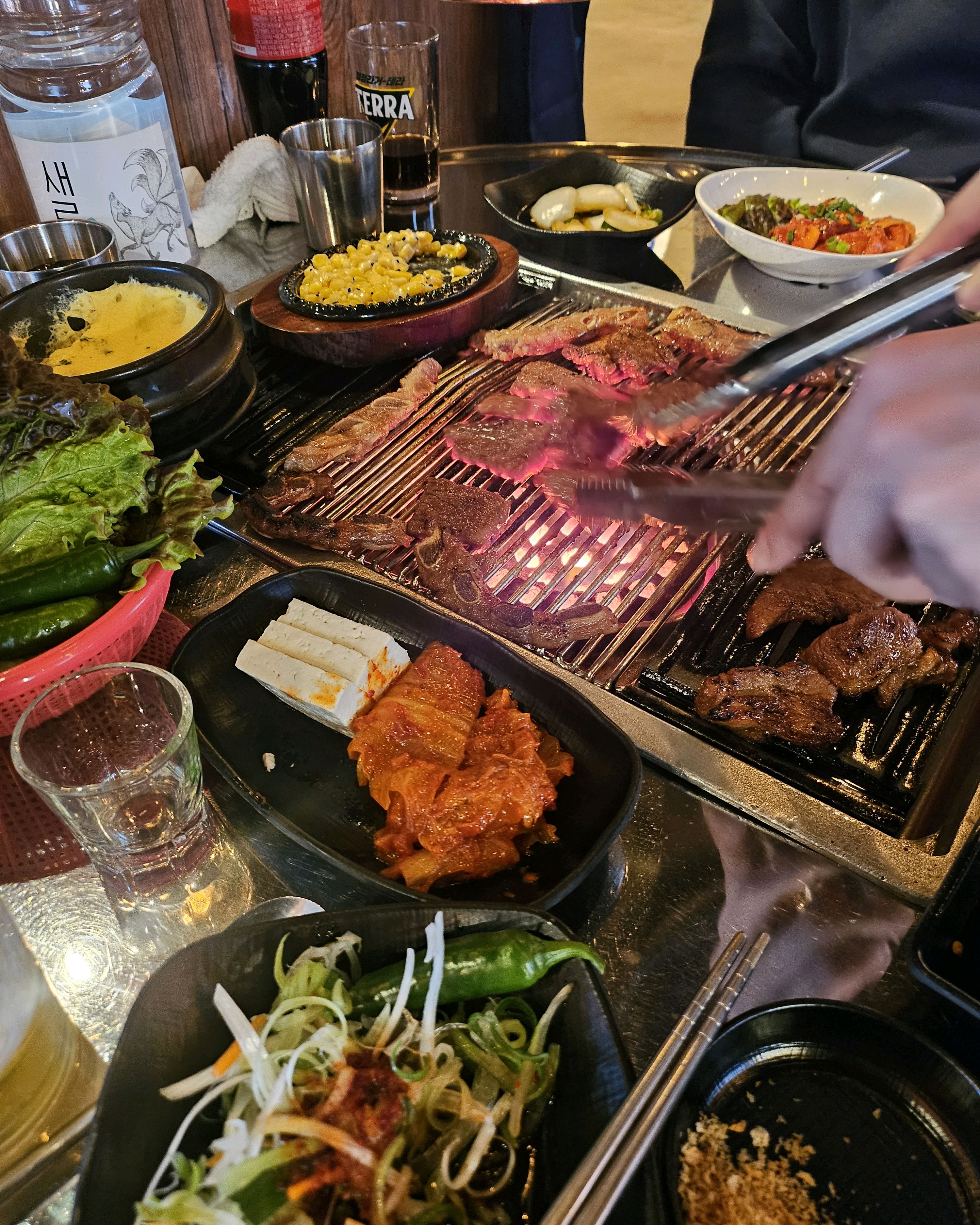 갈비가 양념도 맛있고 육질도 부드럽고 두툼해서 정말 맛있었어요 정성스레 구워주신 직원분 감