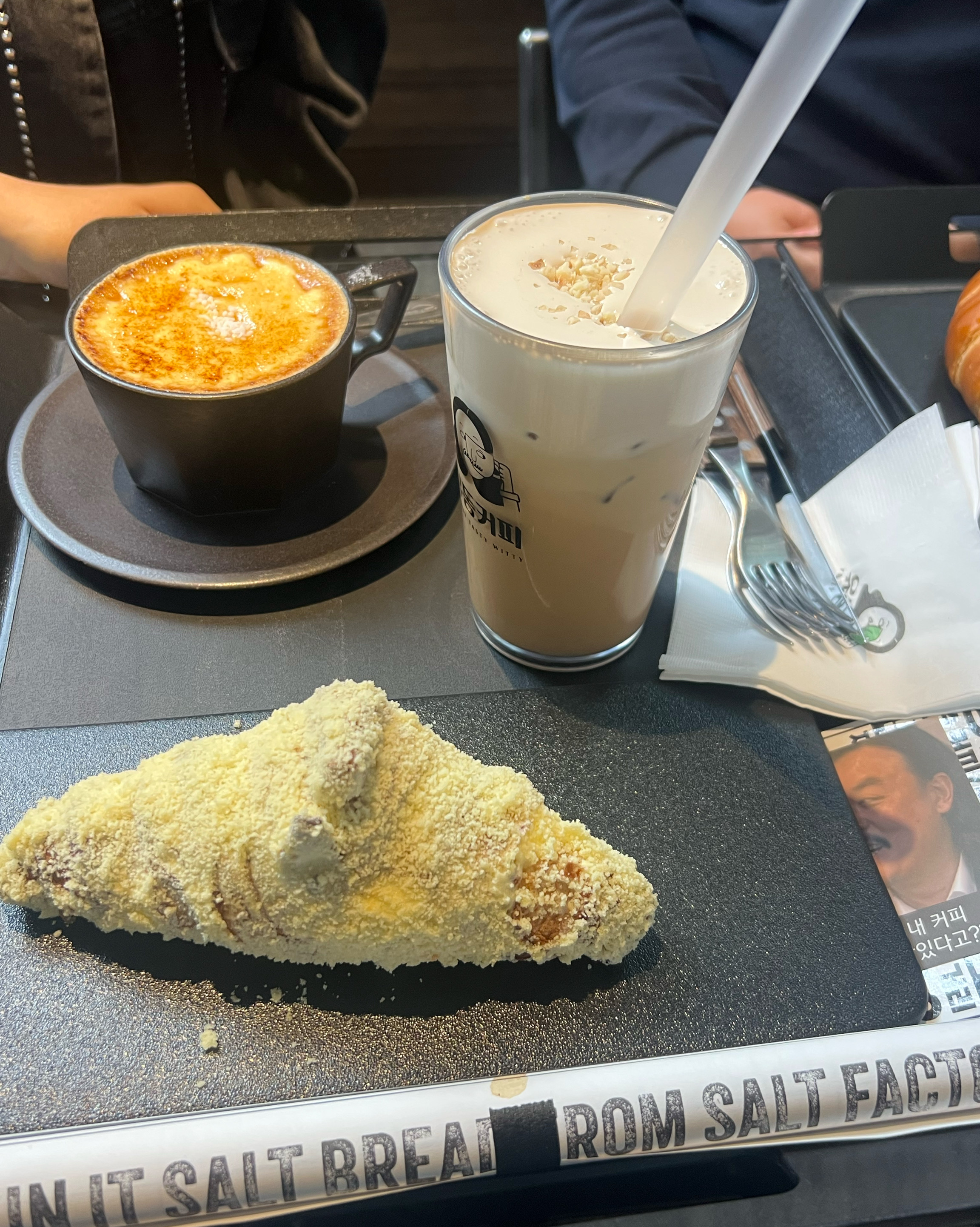 유튜브 보고왔는데 크림브뤨레 라떼가 진짜 맛있어요 소금빵도 갓 나와서 완전 촉촉하고 맛있었