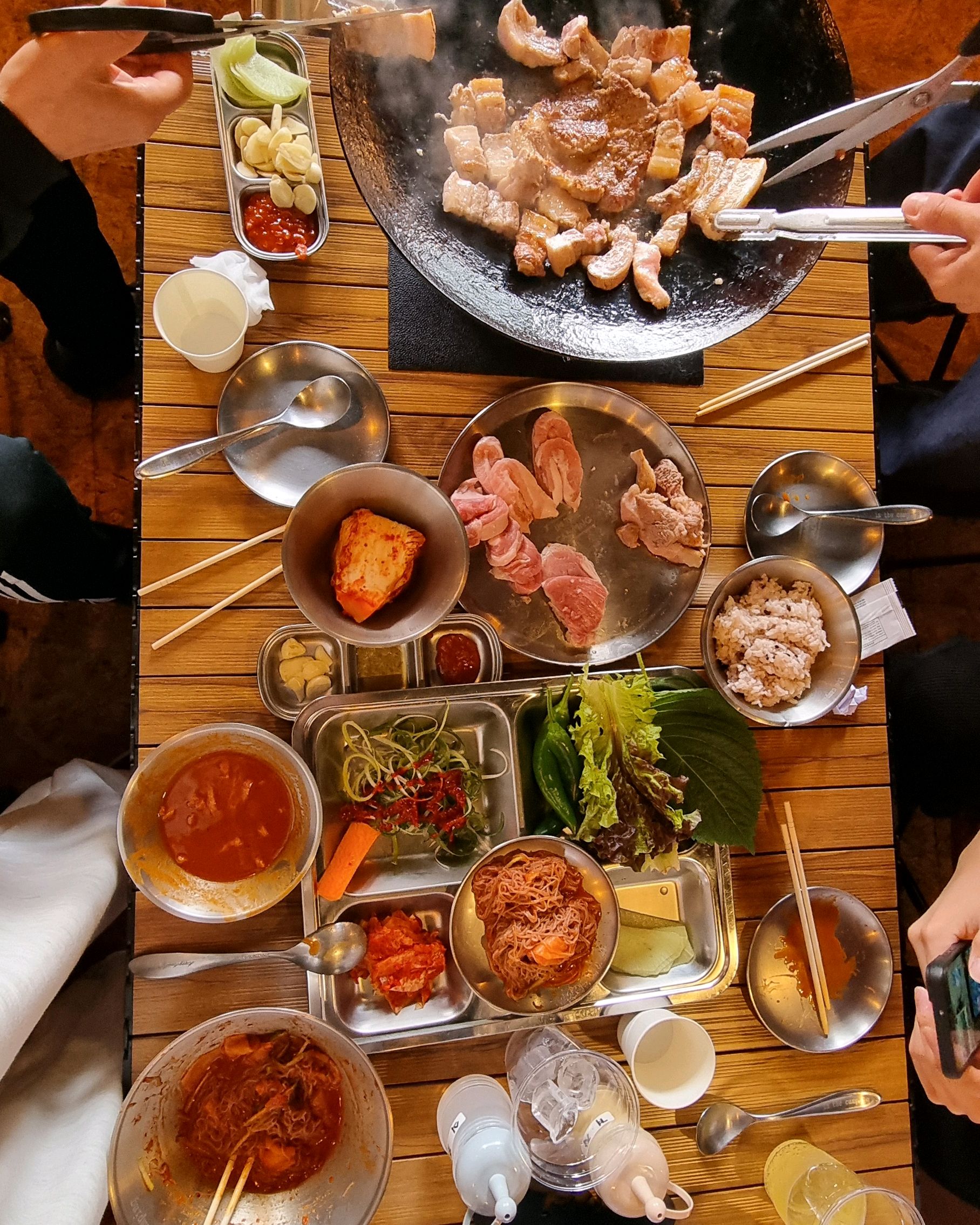 고기 야채 신선하고 양도 충분히 넉넉해요~ 완전 캠핑분위기 나네요~ 떡복이에 라면까지 끌