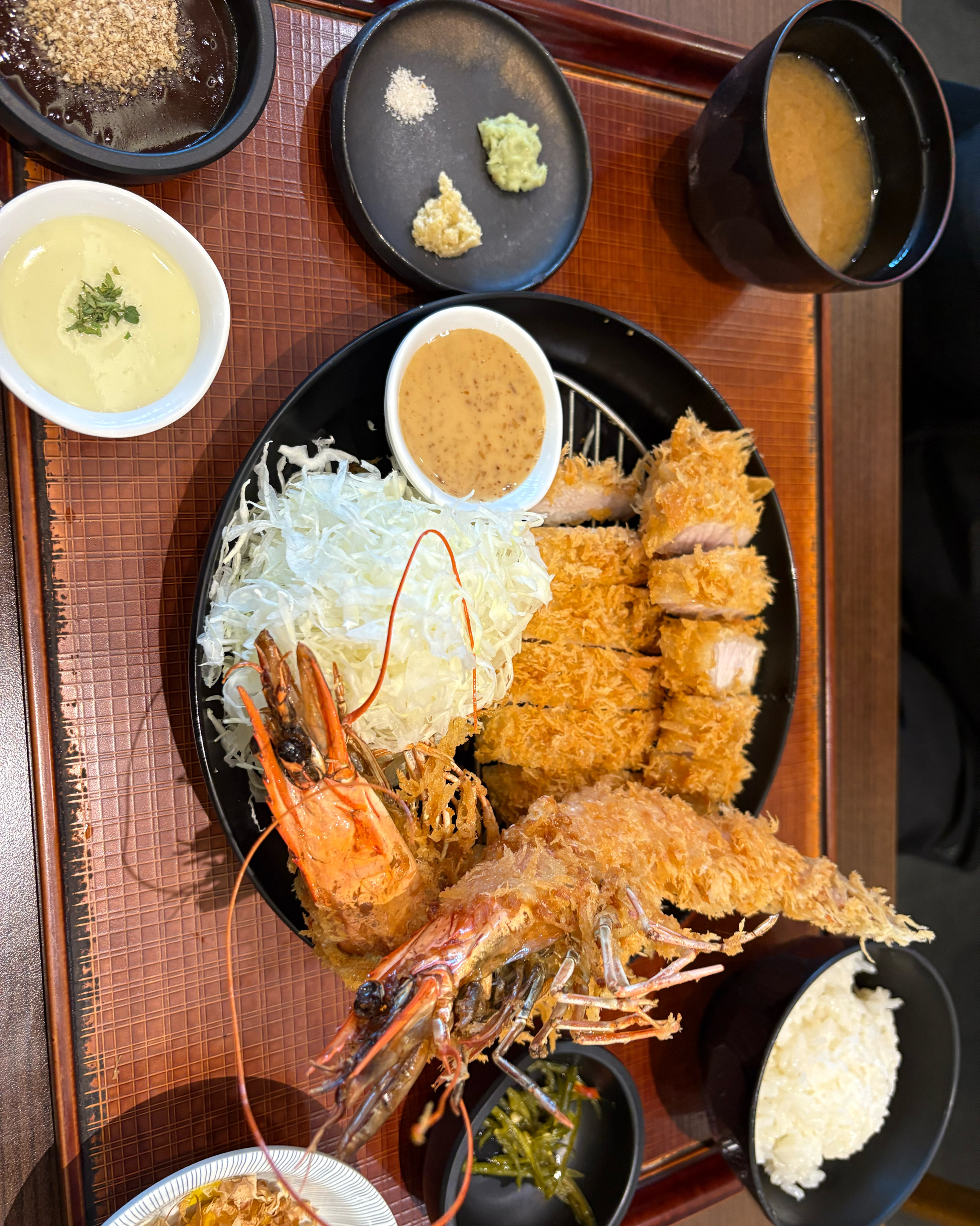 돈가스 양도 많구 사이드랑 소스가 다양해서 맛있게 먹었습니당~~! - 불당동 맛집 정돈 갤러리아 센터시티점